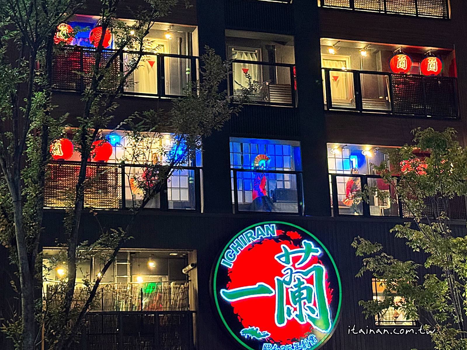 【福岡美食】24小時不打烊~拉麵控一生至少朝聖一次的一蘭發源地，每天晚上八點還有表演!「一蘭拉麵總本店」