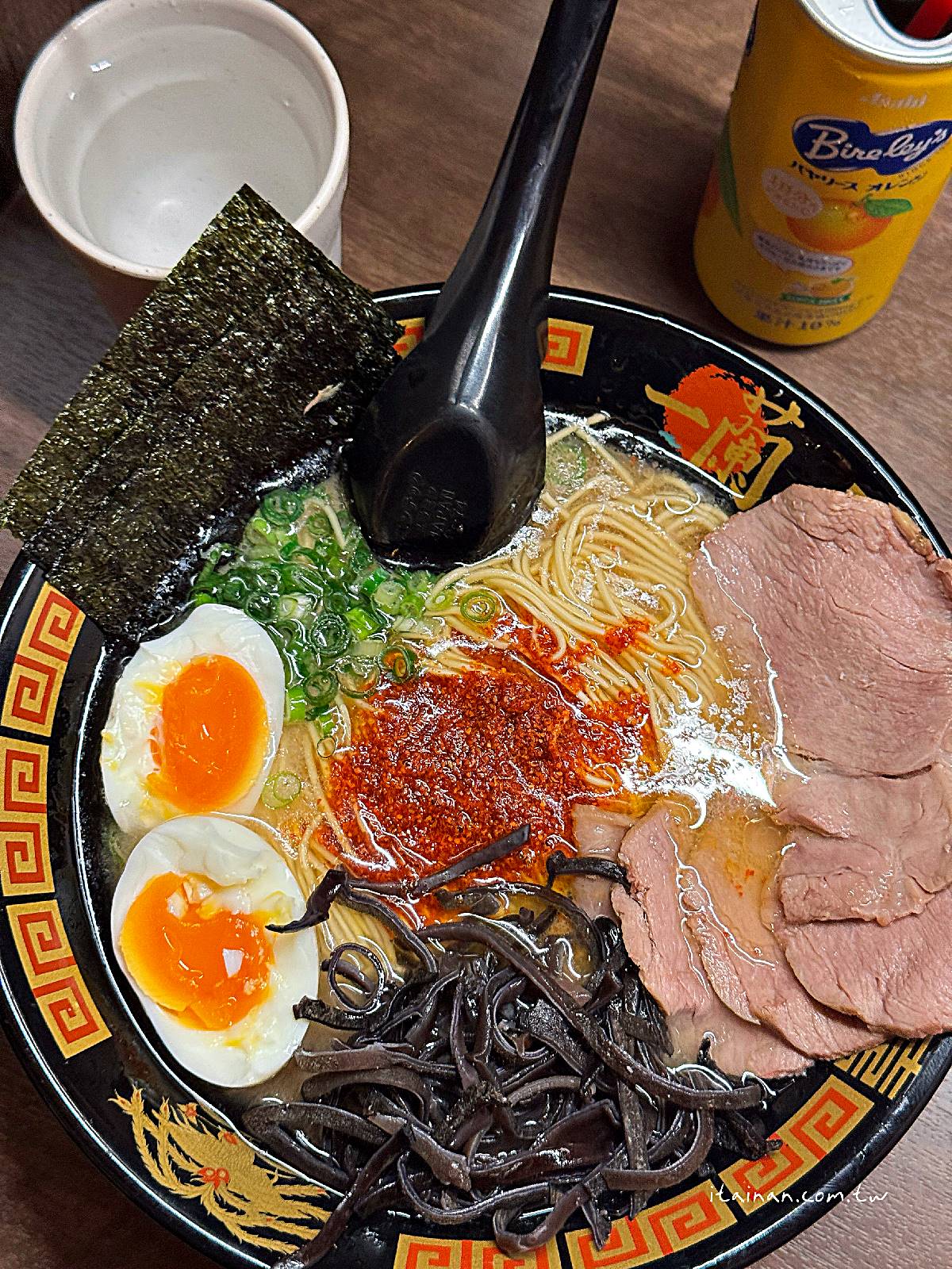 【福岡美食】24小時不打烊~拉麵控一生至少朝聖一次的一蘭發源地，每天晚上八點還有表演!「一蘭拉麵總本店」
