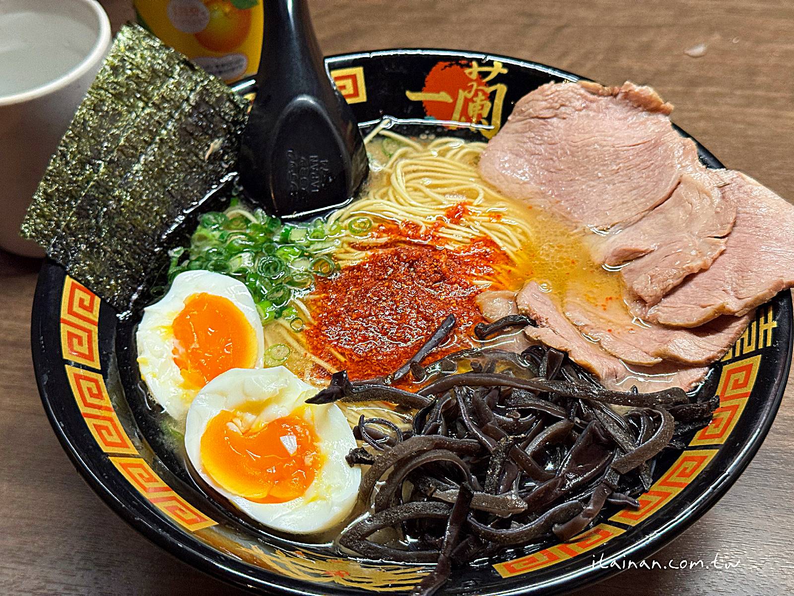 【福岡美食】24小時不打烊~拉麵控一生至少朝聖一次的一蘭發源地，每天晚上八點還有表演!「一蘭拉麵總本店」