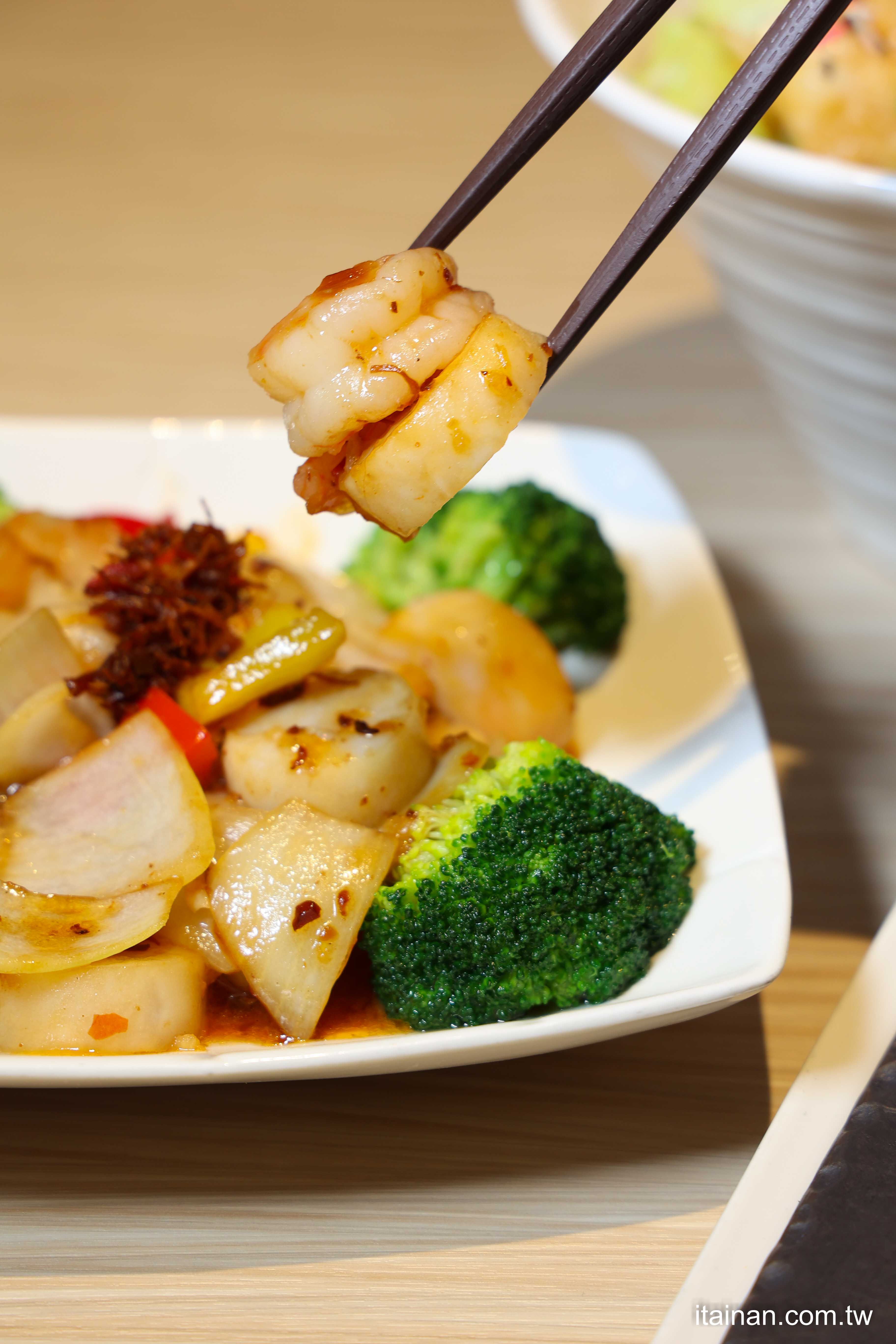 【高雄聚餐推薦】結合創意與台味的新潮台菜，在百貨裡也能吃到澎湃的辦桌菜！必點古早味魷魚螺肉蒜、南臺灣炒飯「高雄叁和院義享店」