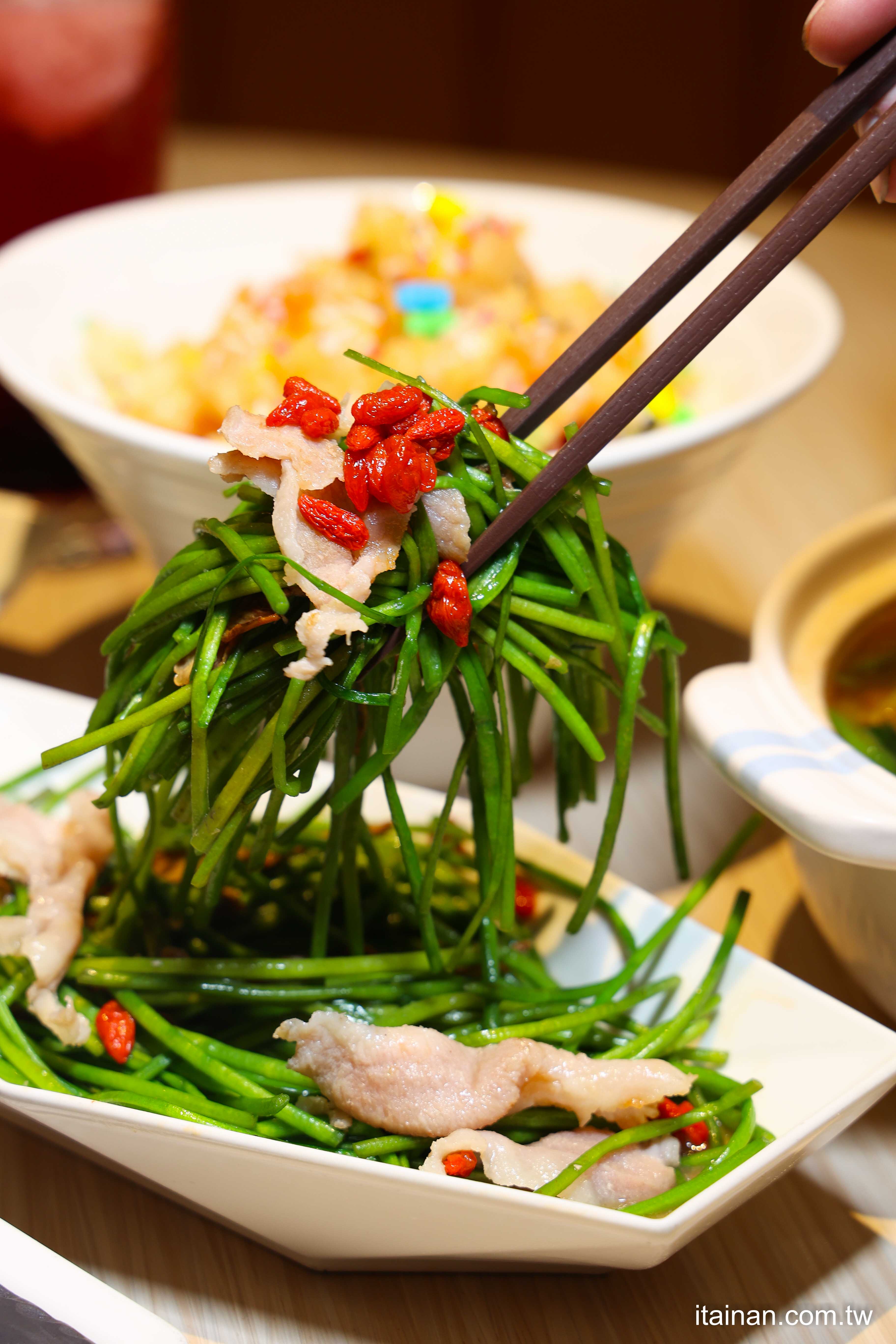 【高雄聚餐推薦】結合創意與台味的新潮台菜，在百貨裡也能吃到澎湃的辦桌菜！必點古早味魷魚螺肉蒜、南臺灣炒飯「高雄叁和院義享店」