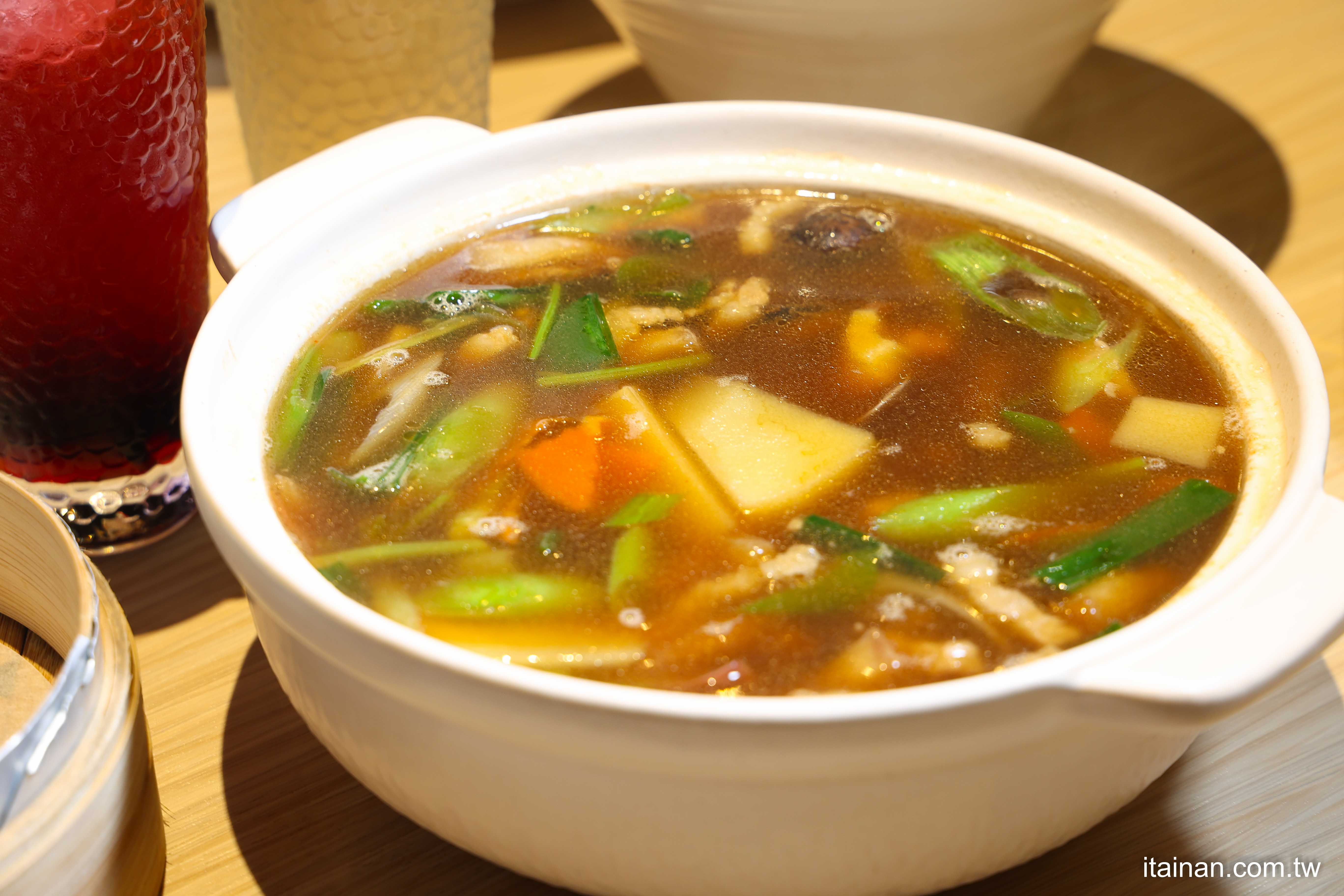 【高雄聚餐推薦】結合創意與台味的新潮台菜，在百貨裡也能吃到澎湃的辦桌菜！必點古早味魷魚螺肉蒜、南臺灣炒飯「高雄叁和院義享店」