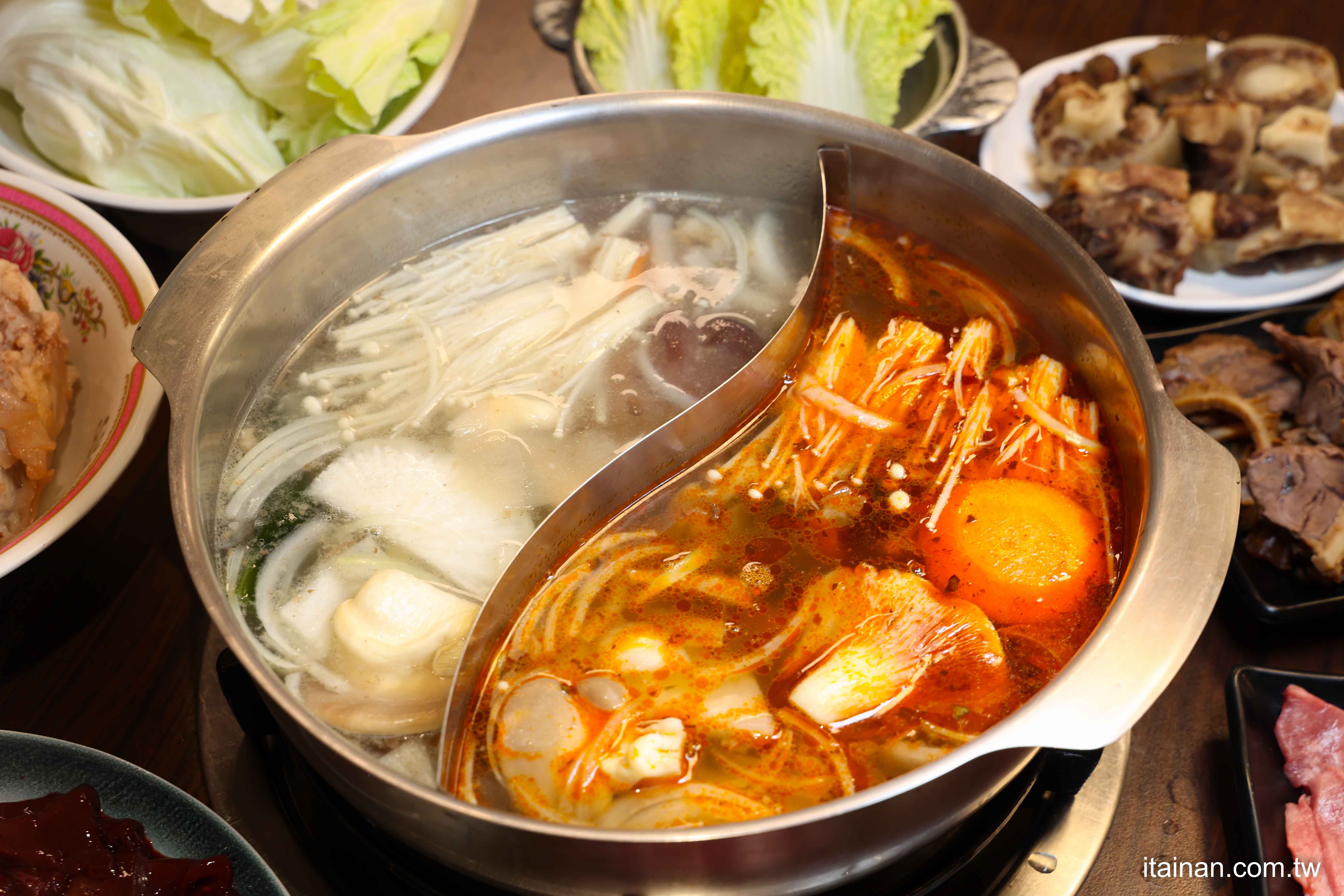 【台南牛肉爐推薦】一盤200超便宜~在地人都愛吃!還能吃到麻辣鴛鴦牛肉爐和免費牛大骨,有夠狂!台南南區「阿家牛肉湯&火鍋」 【台南牛肉爐推薦】一盤200超便宜~在地人都愛吃!還能吃到麻辣鴛鴦牛肉爐和免費牛大骨,有夠狂!台南南區「阿家牛肉湯&火鍋」