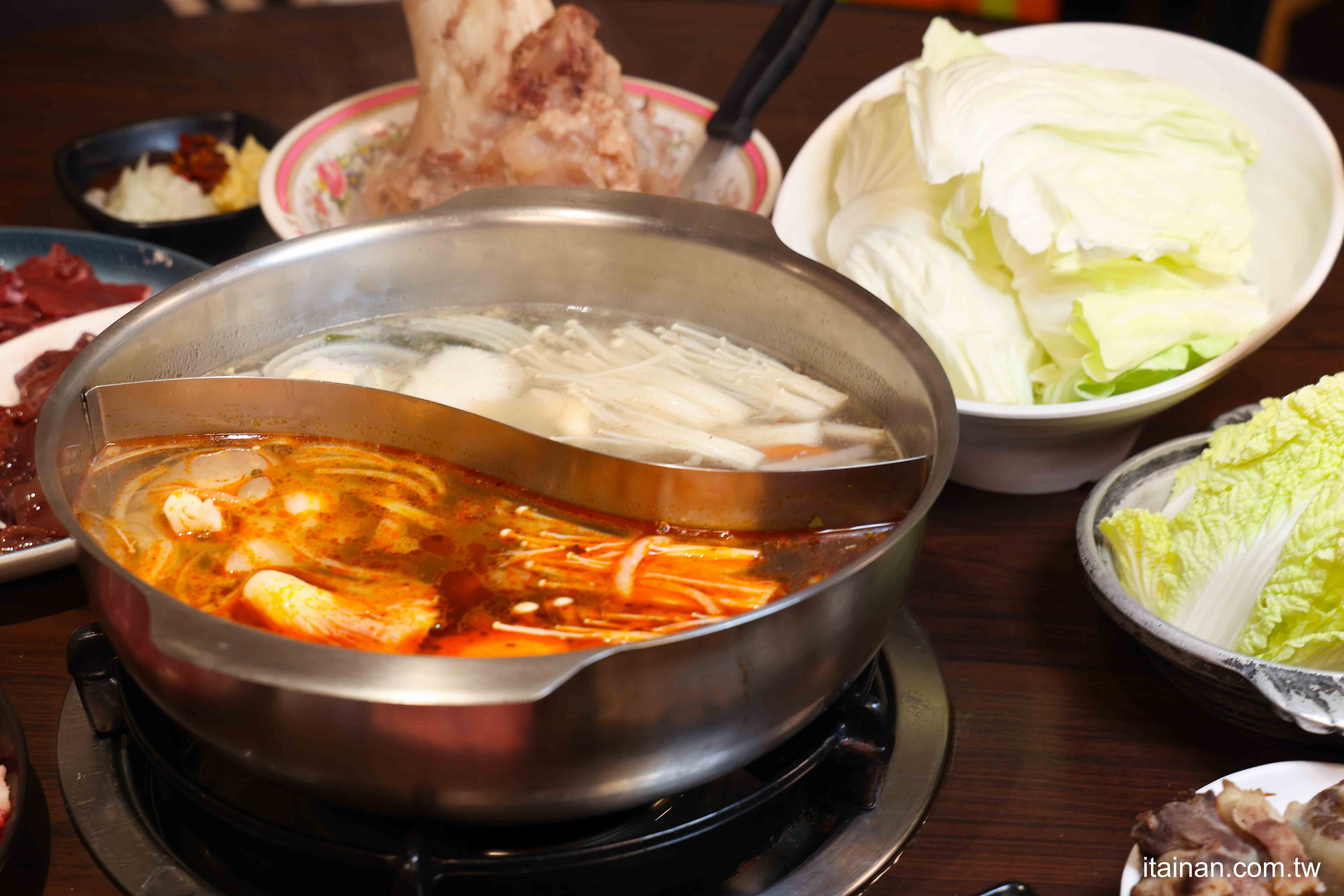 【台南牛肉爐推薦】一盤200超便宜~在地人都愛吃!還能吃到麻辣鴛鴦牛肉爐和免費牛大骨，有夠狂!台南南區「阿家牛肉湯＆火鍋」