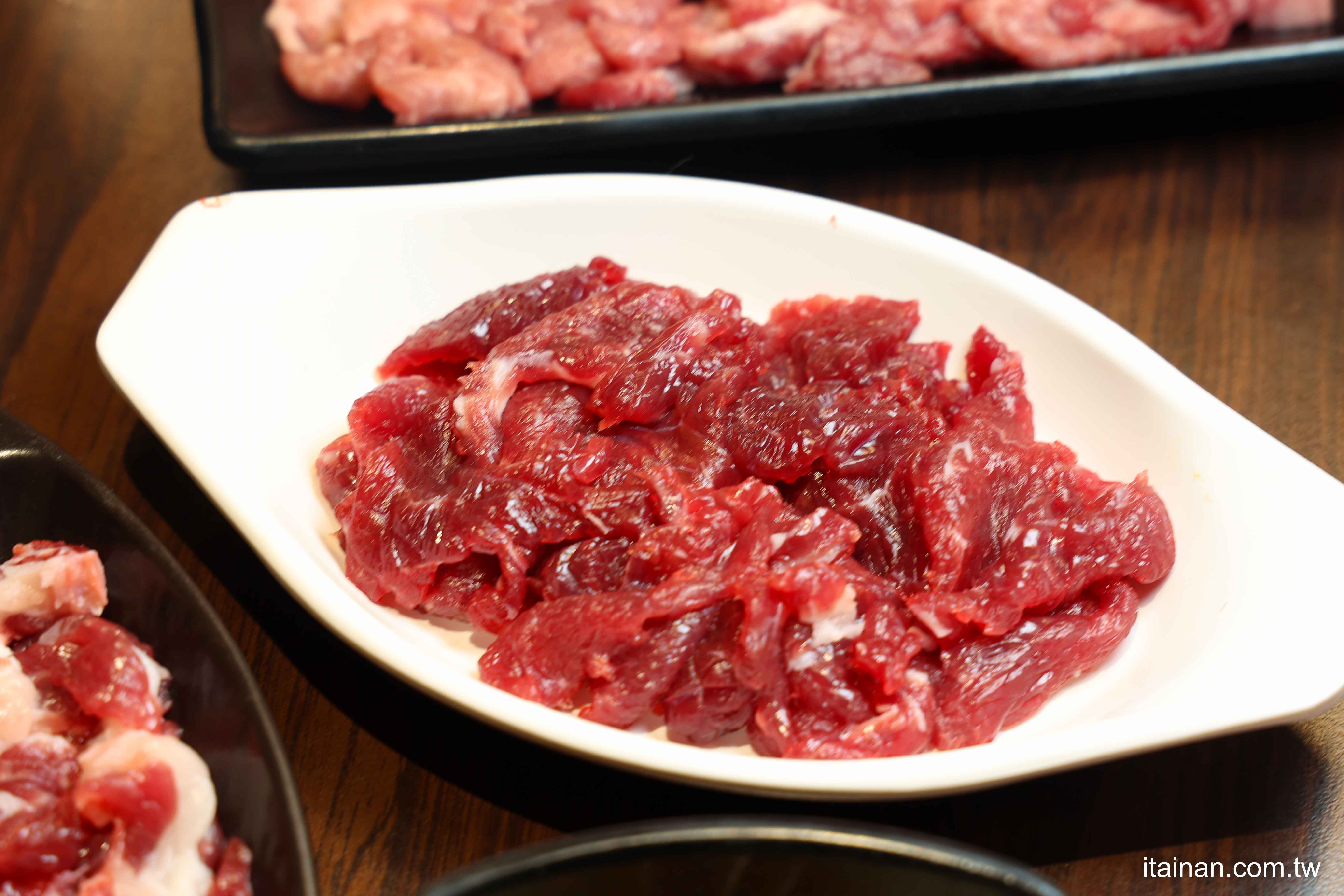 【台南牛肉爐推薦】一盤200超便宜~在地人都愛吃!還能吃到麻辣鴛鴦牛肉爐和免費牛大骨,有夠狂!台南南區「阿家牛肉湯&火鍋」 【台南牛肉爐推薦】一盤200超便宜~在地人都愛吃!還能吃到麻辣鴛鴦牛肉爐和免費牛大骨,有夠狂!台南南區「阿家牛肉湯&火鍋」