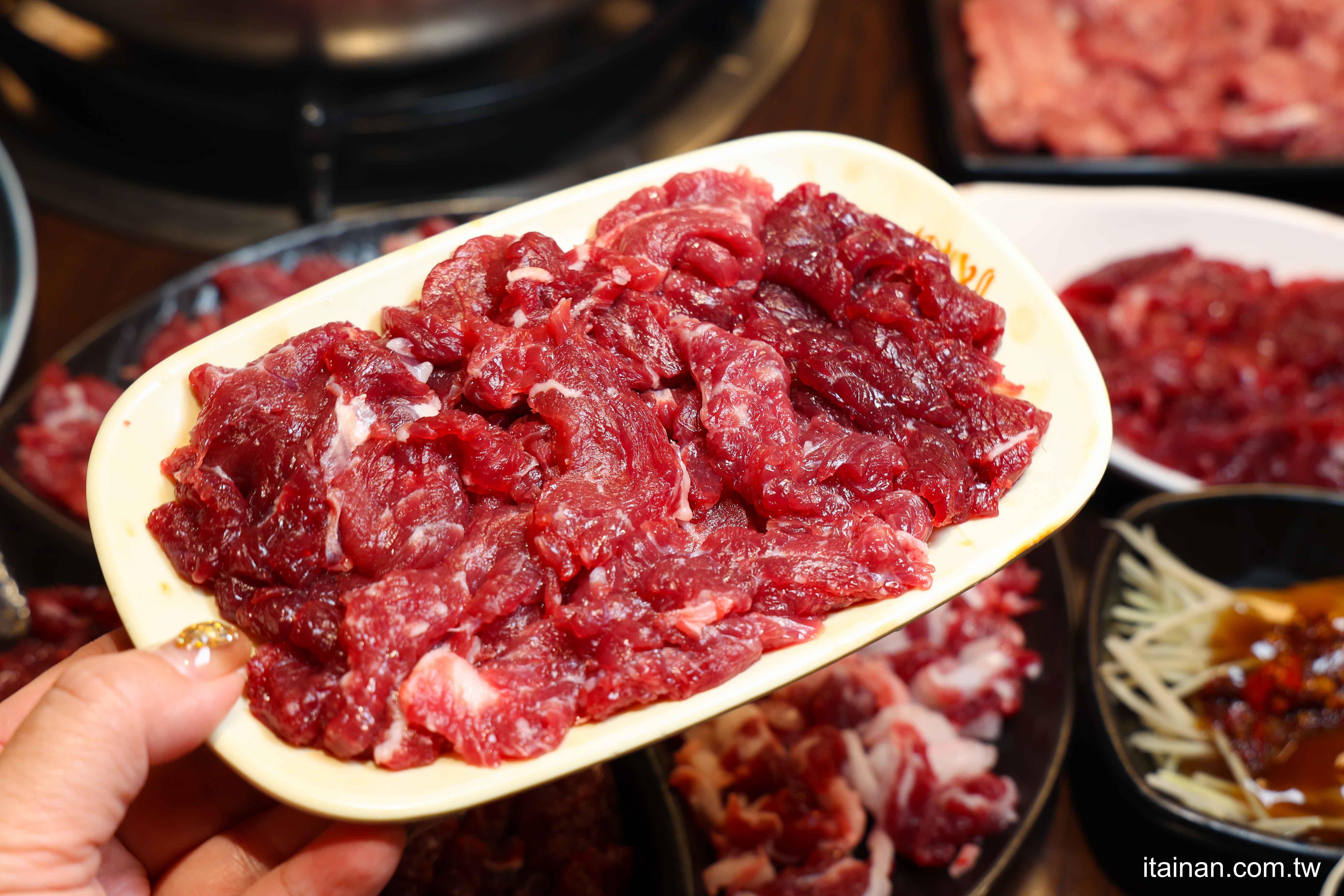 【台南牛肉爐推薦】一盤200超便宜~在地人都愛吃!還能吃到麻辣鴛鴦牛肉爐和免費牛大骨,有夠狂!台南南區「阿家牛肉湯&火鍋」 【台南牛肉爐推薦】一盤200超便宜~在地人都愛吃!還能吃到麻辣鴛鴦牛肉爐和免費牛大骨,有夠狂!台南南區「阿家牛肉湯&火鍋」