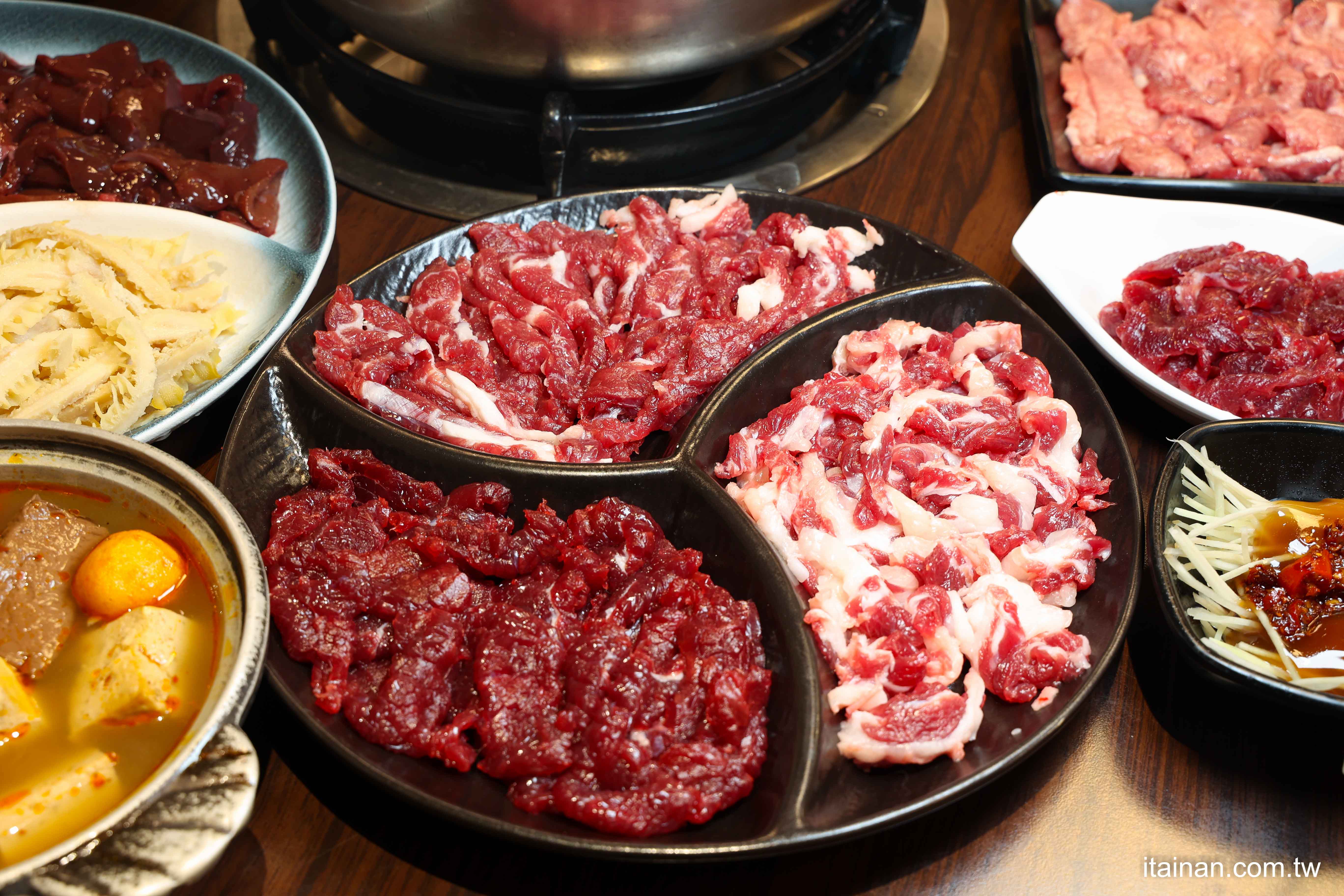 【台南牛肉爐推薦】一盤200超便宜~在地人都愛吃!還能吃到麻辣鴛鴦牛肉爐和免費牛大骨,有夠狂!台南南區「阿家牛肉湯&火鍋」 【台南牛肉爐推薦】一盤200超便宜~在地人都愛吃!還能吃到麻辣鴛鴦牛肉爐和免費牛大骨,有夠狂!台南南區「阿家牛肉湯&火鍋」