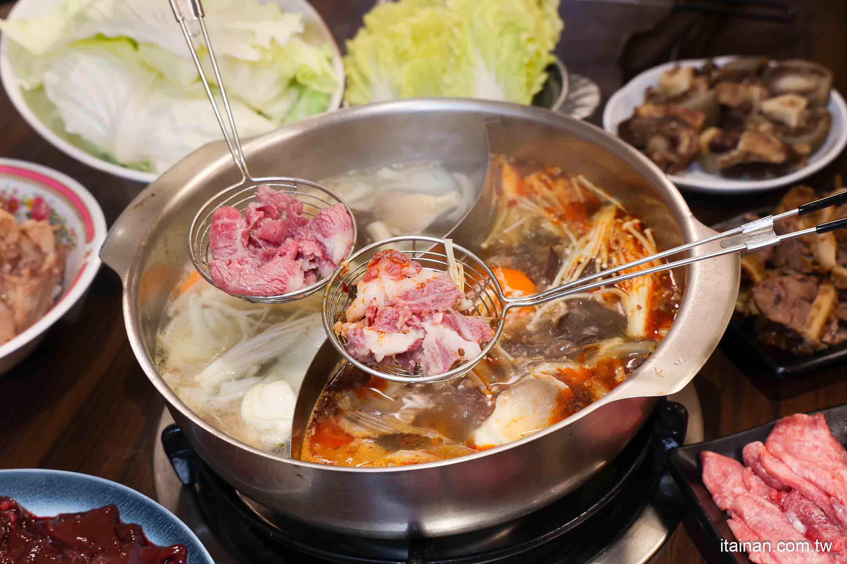 【台南牛肉爐推薦】一盤200超便宜~在地人都愛吃!還能吃到麻辣鴛鴦牛肉爐和免費牛大骨，有夠狂!台南南區「阿家牛肉湯＆火鍋」