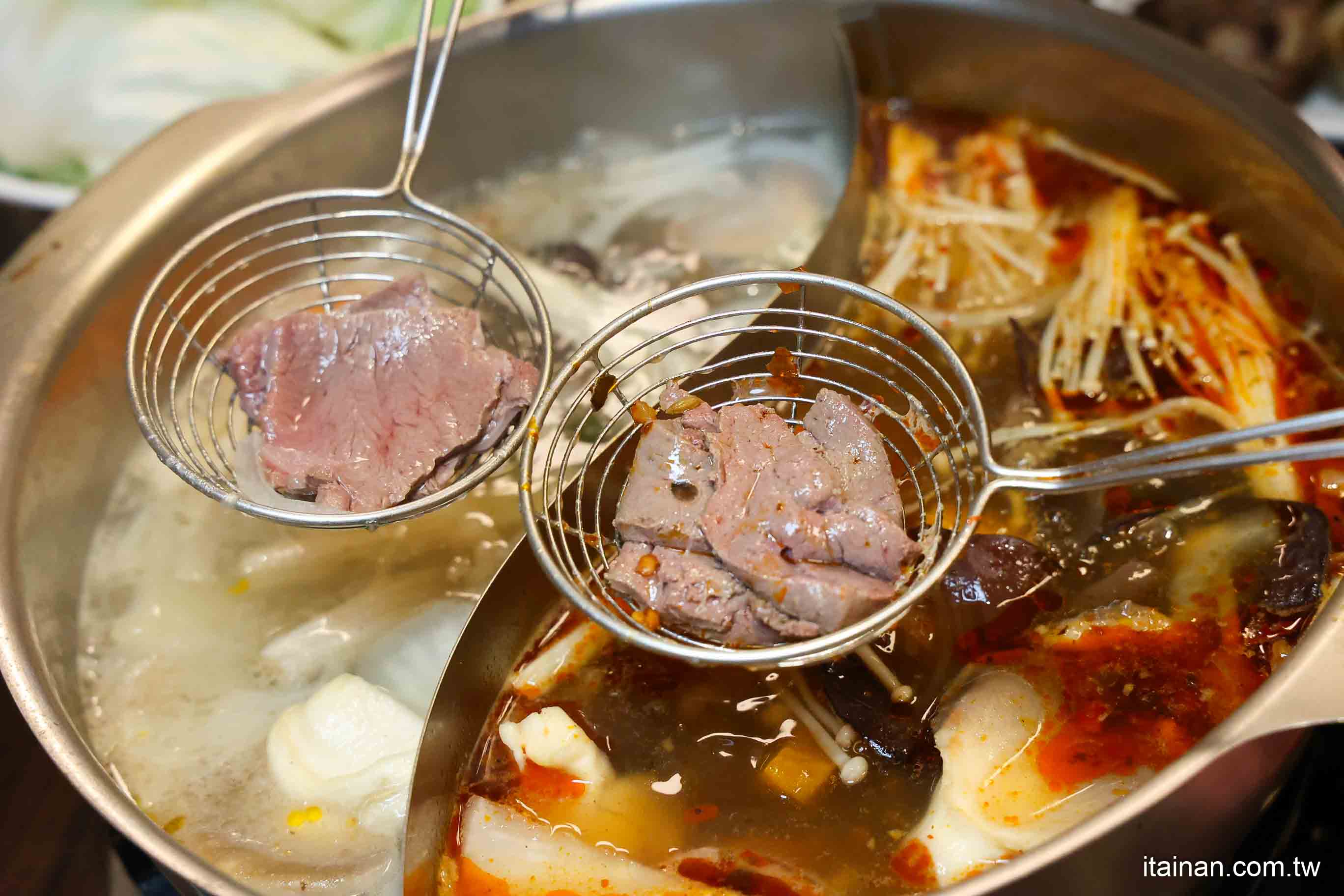 【台南牛肉爐推薦】一盤200超便宜~在地人都愛吃!還能吃到麻辣鴛鴦牛肉爐和免費牛大骨,有夠狂!台南南區「阿家牛肉湯&火鍋」 【台南牛肉爐推薦】一盤200超便宜~在地人都愛吃!還能吃到麻辣鴛鴦牛肉爐和免費牛大骨,有夠狂!台南南區「阿家牛肉湯&火鍋」