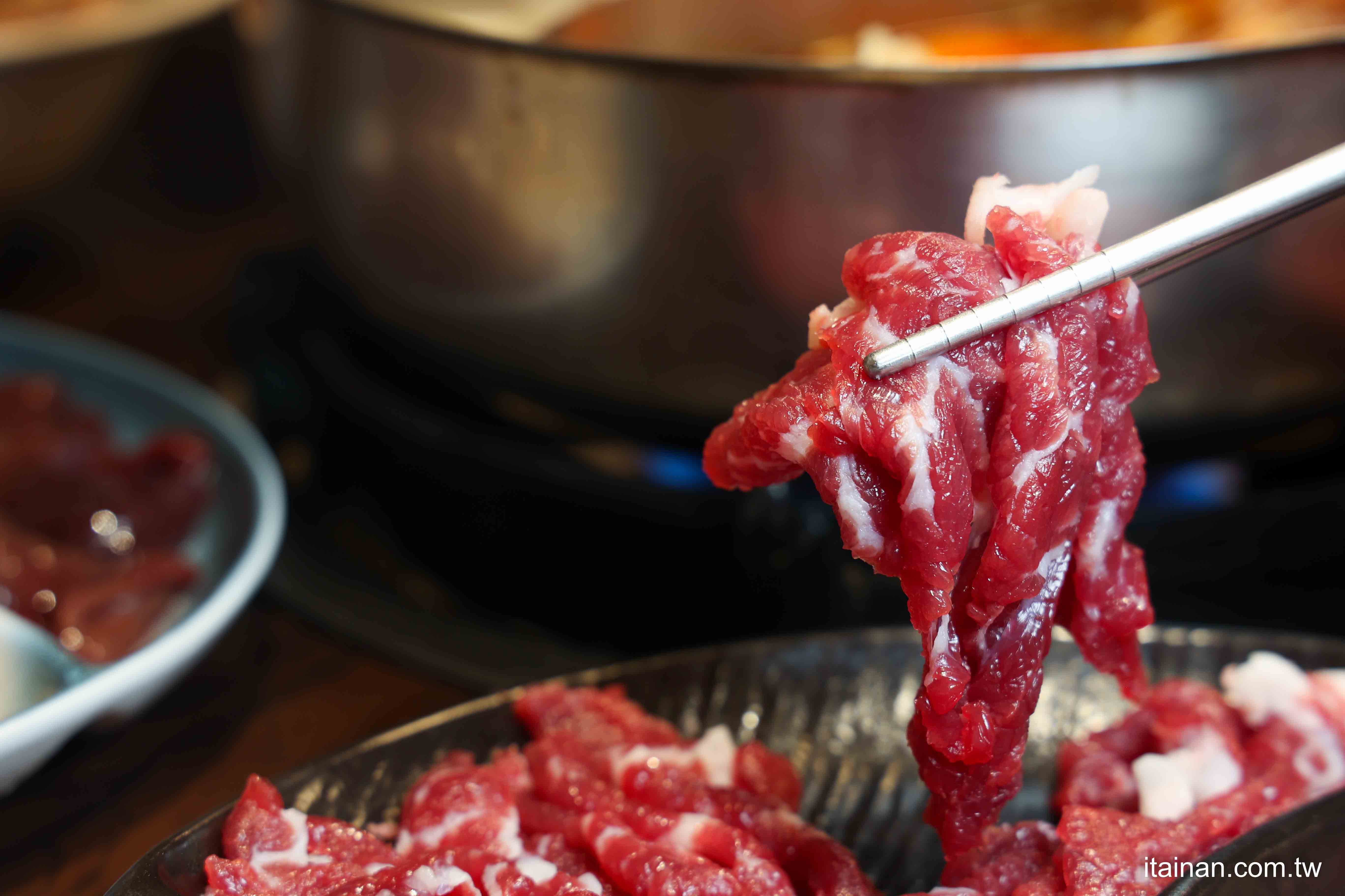 【台南牛肉爐推薦】一盤200超便宜~在地人都愛吃!還能吃到麻辣鴛鴦牛肉爐和免費牛大骨,有夠狂!台南南區「阿家牛肉湯&火鍋」 【台南牛肉爐推薦】一盤200超便宜~在地人都愛吃!還能吃到麻辣鴛鴦牛肉爐和免費牛大骨,有夠狂!台南南區「阿家牛肉湯&火鍋」