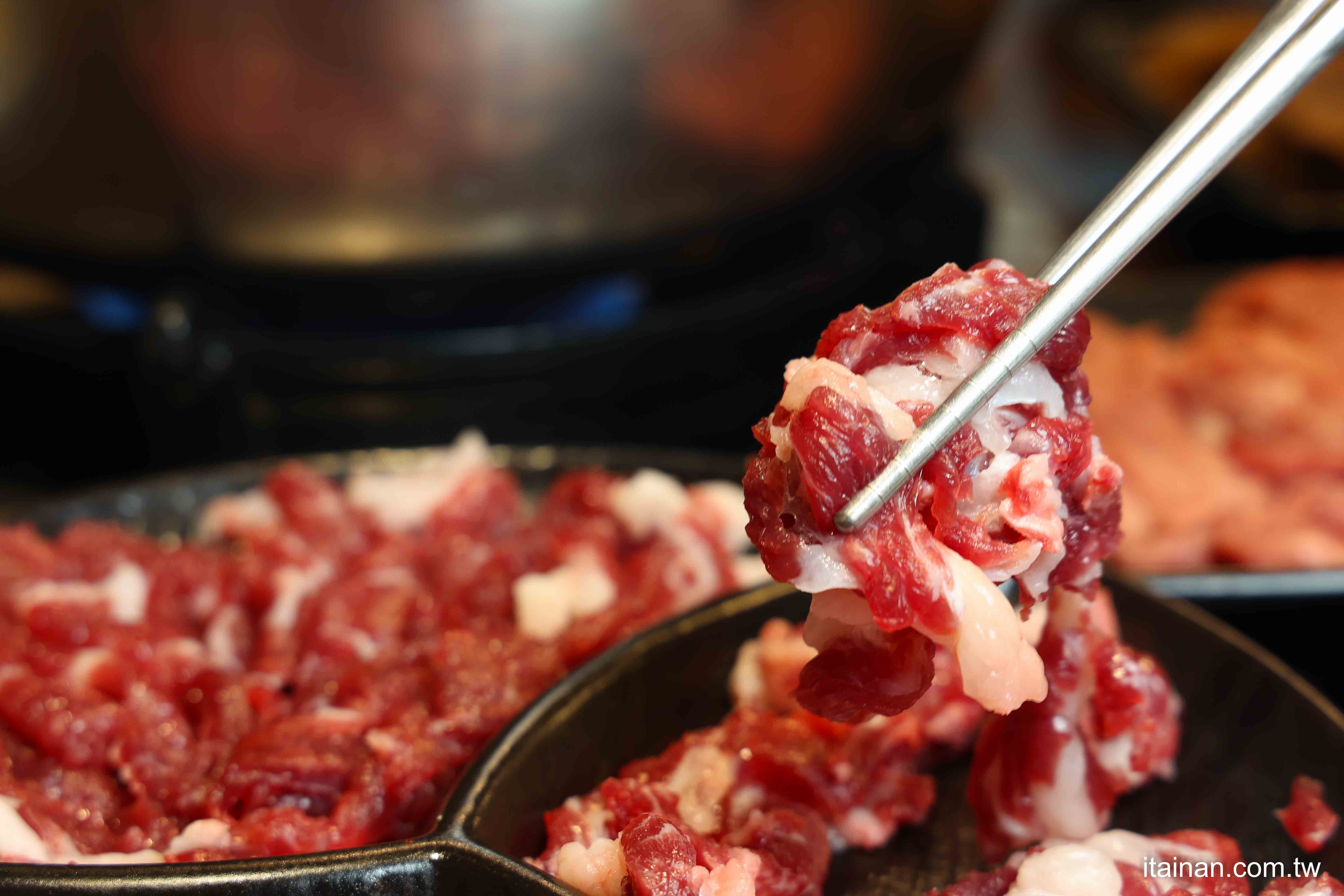 【台南牛肉爐推薦】一盤200超便宜~在地人都愛吃!還能吃到麻辣鴛鴦牛肉爐和免費牛大骨,有夠狂!台南南區「阿家牛肉湯&火鍋」 【台南牛肉爐推薦】一盤200超便宜~在地人都愛吃!還能吃到麻辣鴛鴦牛肉爐和免費牛大骨,有夠狂!台南南區「阿家牛肉湯&火鍋」