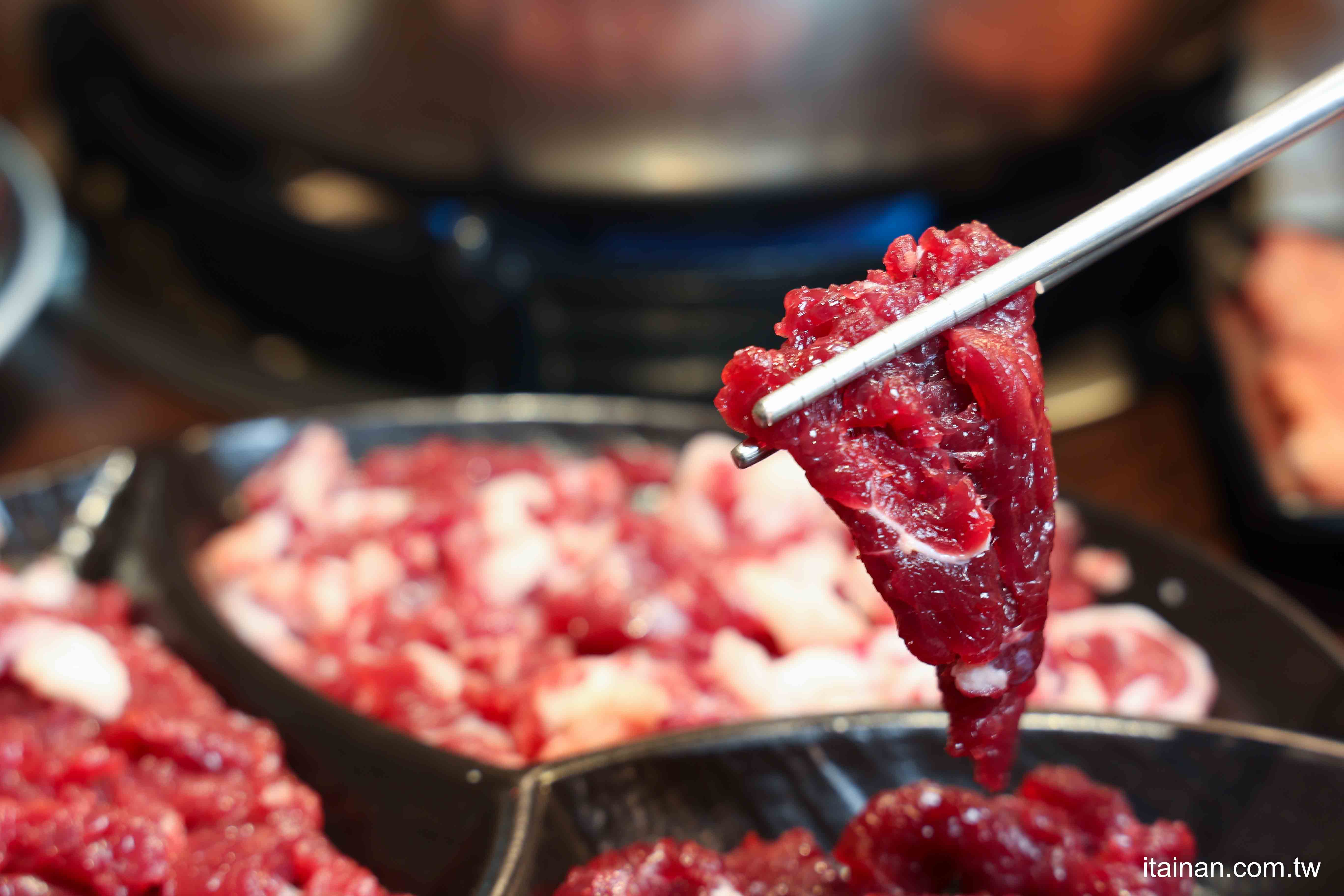 【台南牛肉爐推薦】一盤200超便宜~在地人都愛吃!還能吃到麻辣鴛鴦牛肉爐和免費牛大骨,有夠狂!台南南區「阿家牛肉湯&火鍋」 【台南牛肉爐推薦】一盤200超便宜~在地人都愛吃!還能吃到麻辣鴛鴦牛肉爐和免費牛大骨,有夠狂!台南南區「阿家牛肉湯&火鍋」