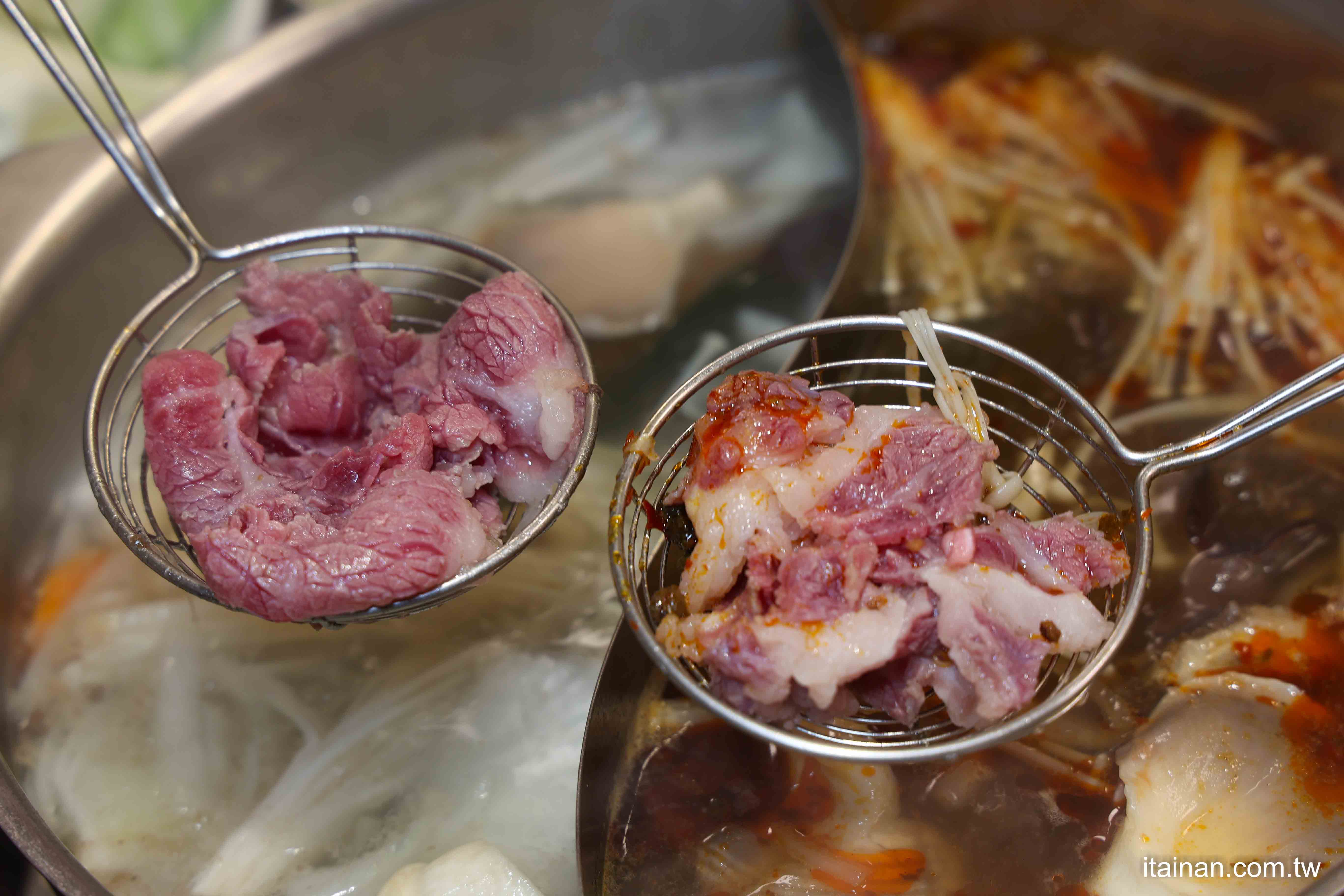 【台南牛肉爐推薦】一盤200超便宜~在地人都愛吃!還能吃到麻辣鴛鴦牛肉爐和免費牛大骨,有夠狂!台南南區「阿家牛肉湯&火鍋」 【台南牛肉爐推薦】一盤200超便宜~在地人都愛吃!還能吃到麻辣鴛鴦牛肉爐和免費牛大骨,有夠狂!台南南區「阿家牛肉湯&火鍋」