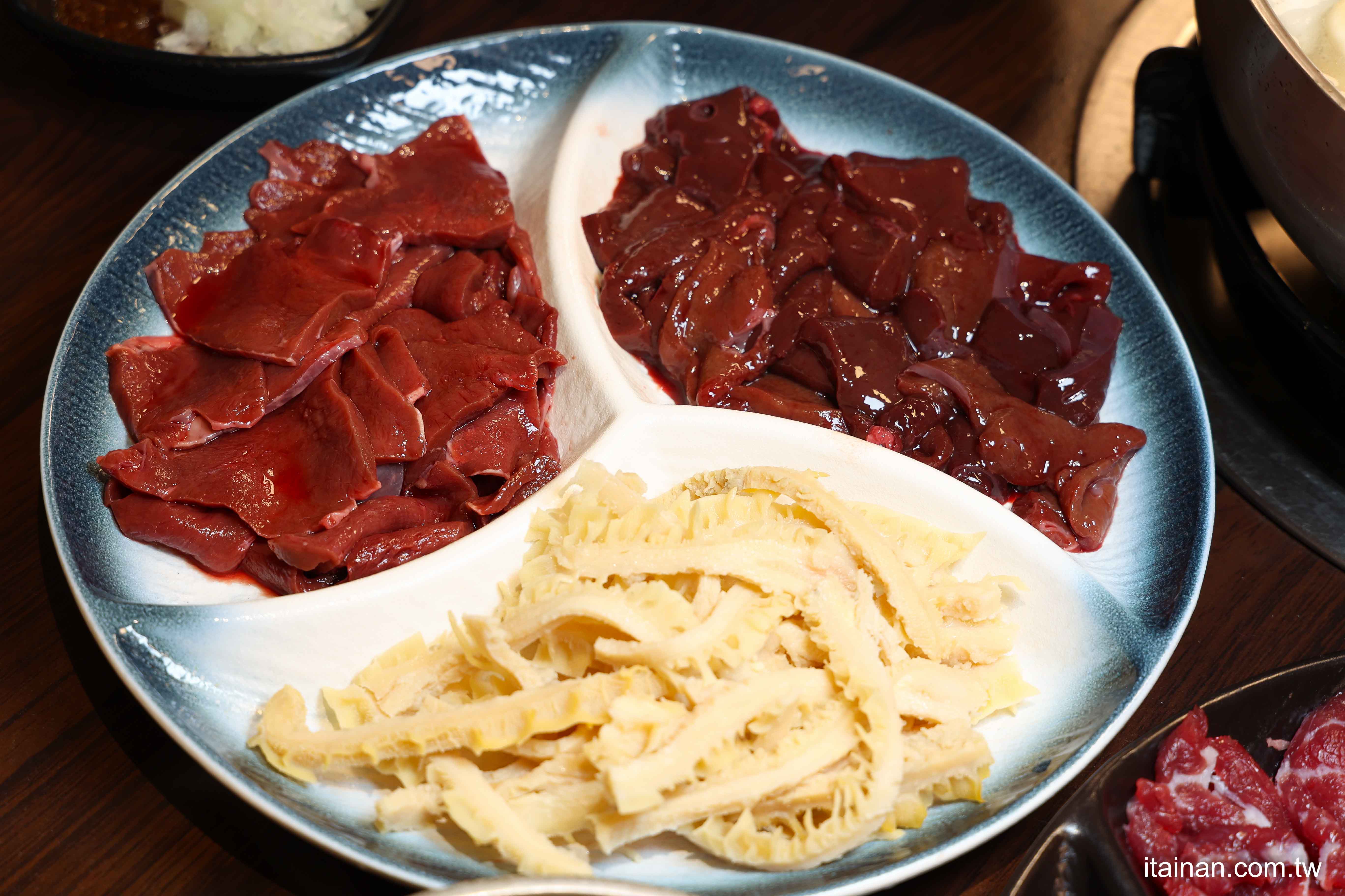 【台南牛肉爐推薦】一盤200超便宜~在地人都愛吃!還能吃到麻辣鴛鴦牛肉爐和免費牛大骨,有夠狂!台南南區「阿家牛肉湯&火鍋」 【台南牛肉爐推薦】一盤200超便宜~在地人都愛吃!還能吃到麻辣鴛鴦牛肉爐和免費牛大骨,有夠狂!台南南區「阿家牛肉湯&火鍋」