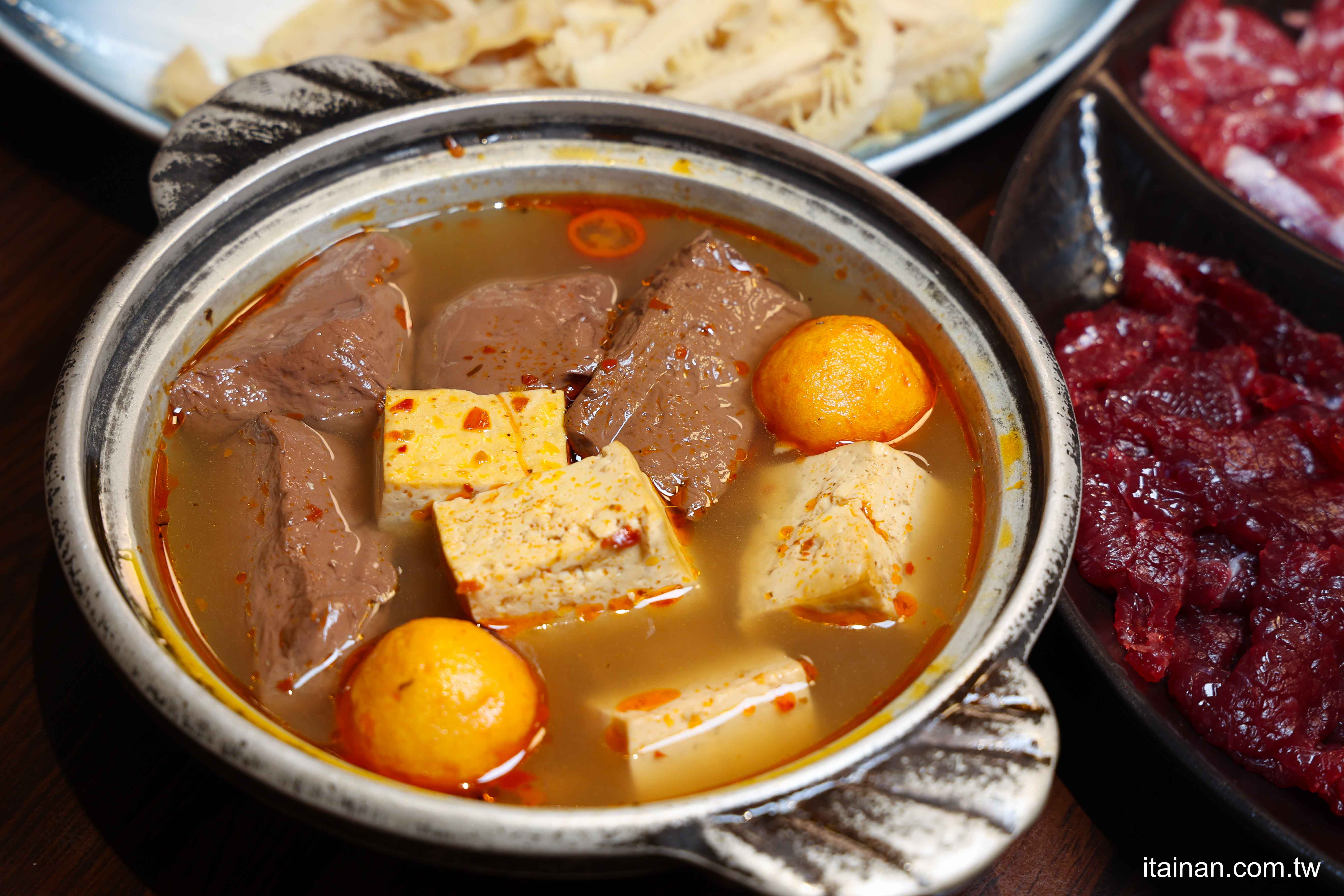 【台南牛肉爐推薦】一盤200超便宜~在地人都愛吃!還能吃到麻辣鴛鴦牛肉爐和免費牛大骨,有夠狂!台南南區「阿家牛肉湯&火鍋」 【台南牛肉爐推薦】一盤200超便宜~在地人都愛吃!還能吃到麻辣鴛鴦牛肉爐和免費牛大骨,有夠狂!台南南區「阿家牛肉湯&火鍋」