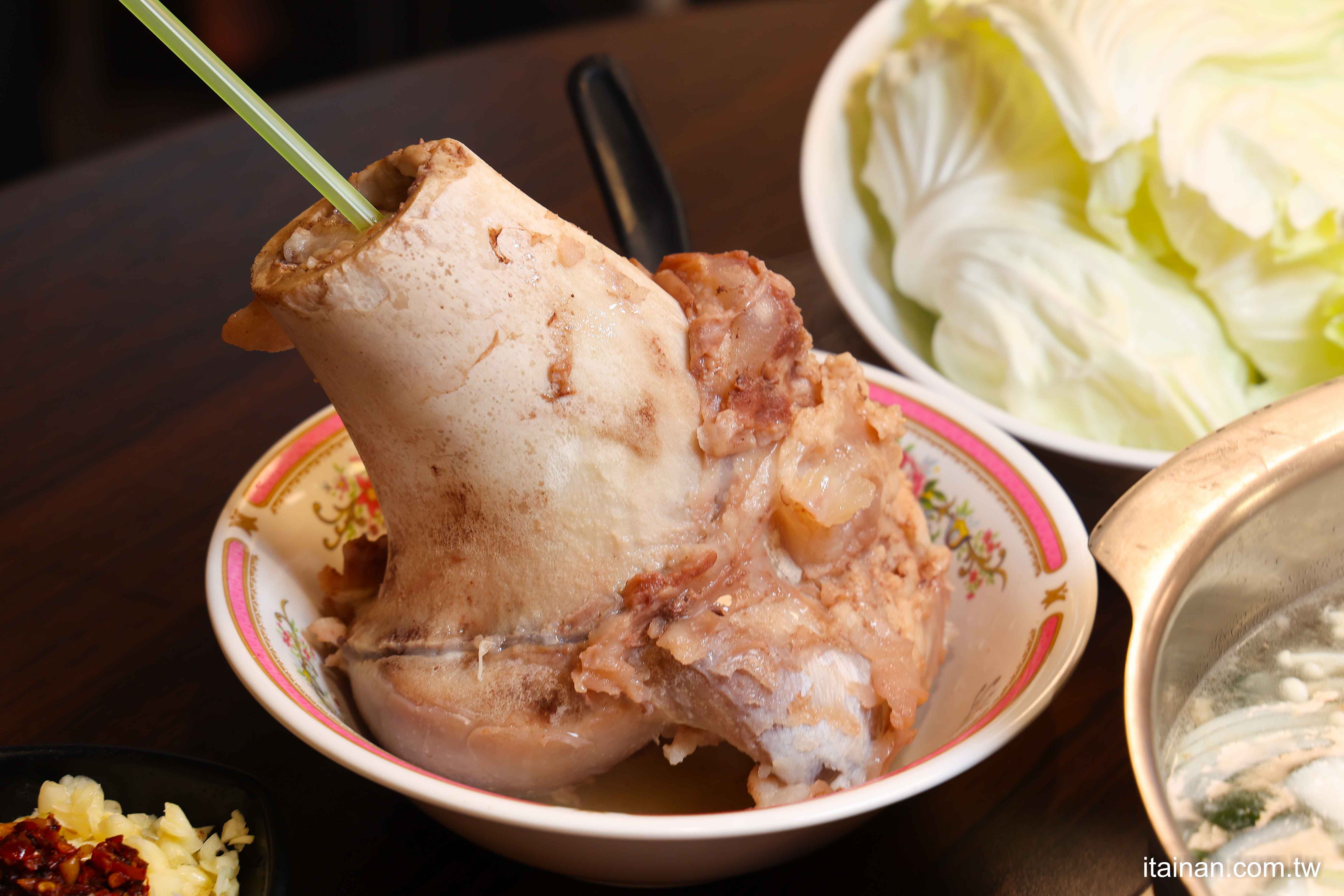 【台南牛肉爐推薦】一盤200超便宜~在地人都愛吃!還能吃到麻辣鴛鴦牛肉爐和免費牛大骨,有夠狂!台南南區「阿家牛肉湯&火鍋」 【台南牛肉爐推薦】一盤200超便宜~在地人都愛吃!還能吃到麻辣鴛鴦牛肉爐和免費牛大骨,有夠狂!台南南區「阿家牛肉湯&火鍋」