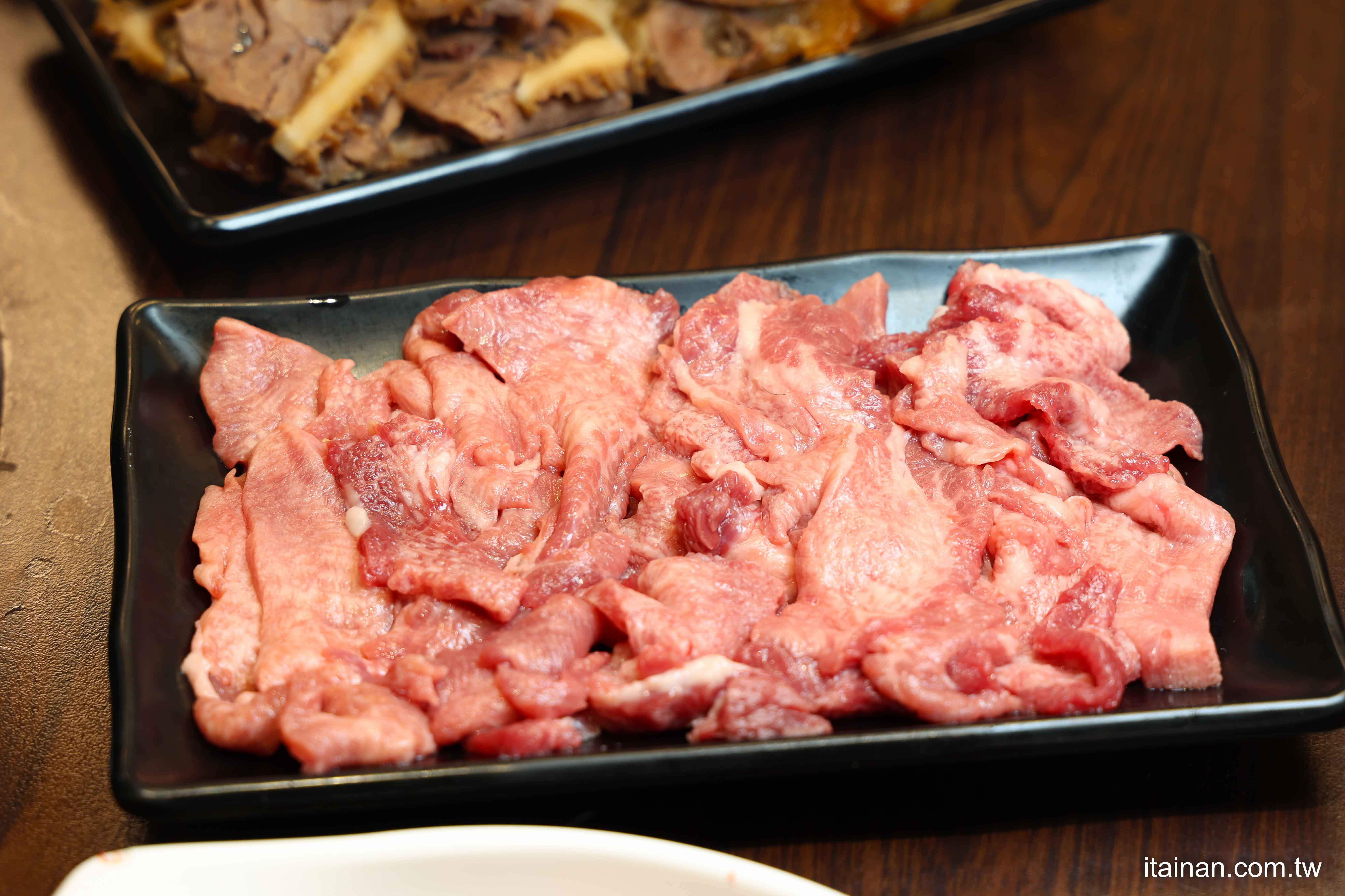 【台南牛肉爐推薦】一盤200超便宜~在地人都愛吃!還能吃到麻辣鴛鴦牛肉爐和免費牛大骨,有夠狂!台南南區「阿家牛肉湯&火鍋」 【台南牛肉爐推薦】一盤200超便宜~在地人都愛吃!還能吃到麻辣鴛鴦牛肉爐和免費牛大骨,有夠狂!台南南區「阿家牛肉湯&火鍋」