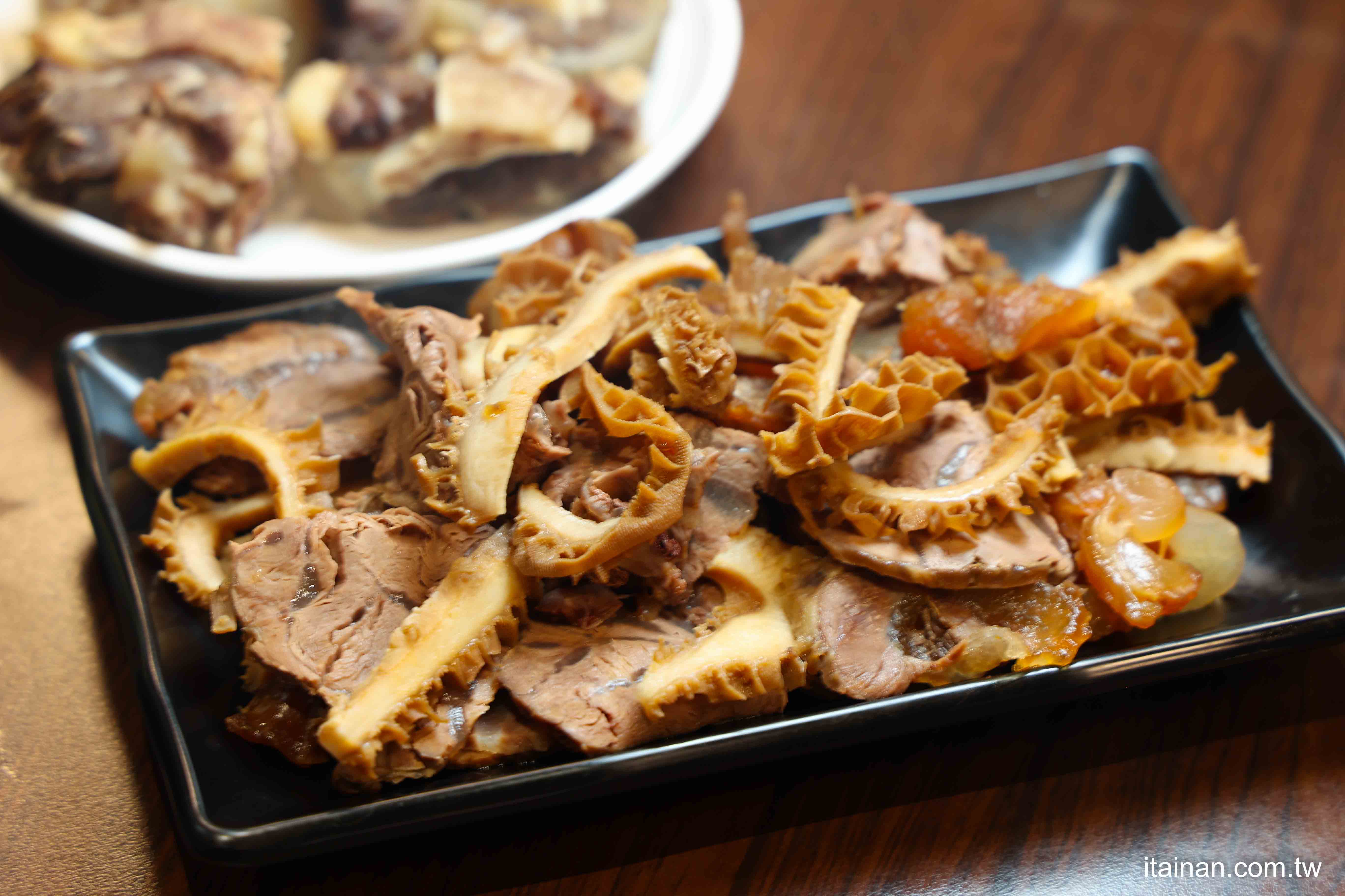 【台南牛肉爐推薦】一盤200超便宜~在地人都愛吃!還能吃到麻辣鴛鴦牛肉爐和免費牛大骨,有夠狂!台南南區「阿家牛肉湯&火鍋」 【台南牛肉爐推薦】一盤200超便宜~在地人都愛吃!還能吃到麻辣鴛鴦牛肉爐和免費牛大骨,有夠狂!台南南區「阿家牛肉湯&火鍋」