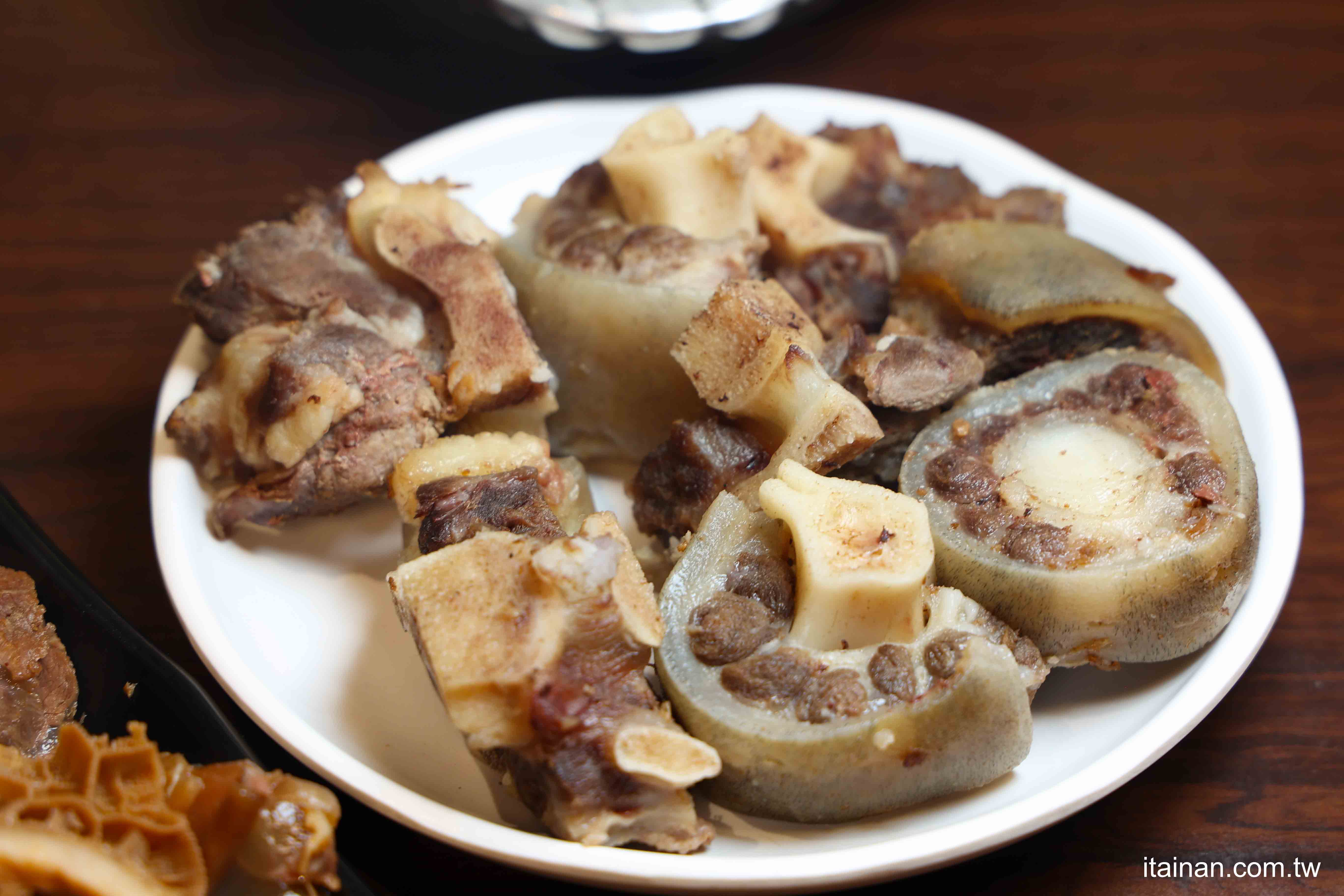 【台南牛肉爐推薦】一盤200超便宜~在地人都愛吃!還能吃到麻辣鴛鴦牛肉爐和免費牛大骨,有夠狂!台南南區「阿家牛肉湯&火鍋」 【台南牛肉爐推薦】一盤200超便宜~在地人都愛吃!還能吃到麻辣鴛鴦牛肉爐和免費牛大骨,有夠狂!台南南區「阿家牛肉湯&火鍋」