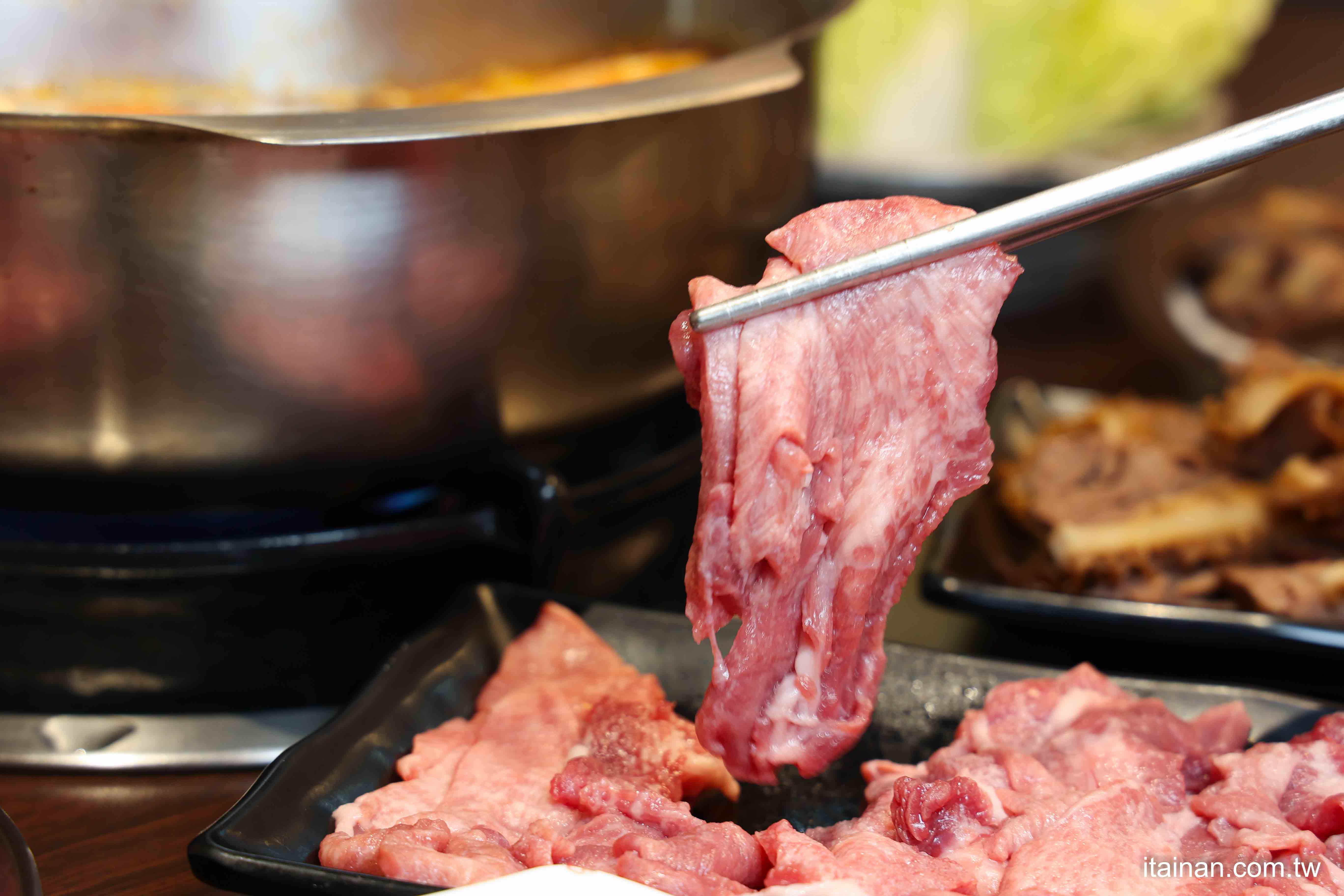 【台南牛肉爐推薦】一盤200超便宜~在地人都愛吃!還能吃到麻辣鴛鴦牛肉爐和免費牛大骨,有夠狂!台南南區「阿家牛肉湯&火鍋」 【台南牛肉爐推薦】一盤200超便宜~在地人都愛吃!還能吃到麻辣鴛鴦牛肉爐和免費牛大骨,有夠狂!台南南區「阿家牛肉湯&火鍋」