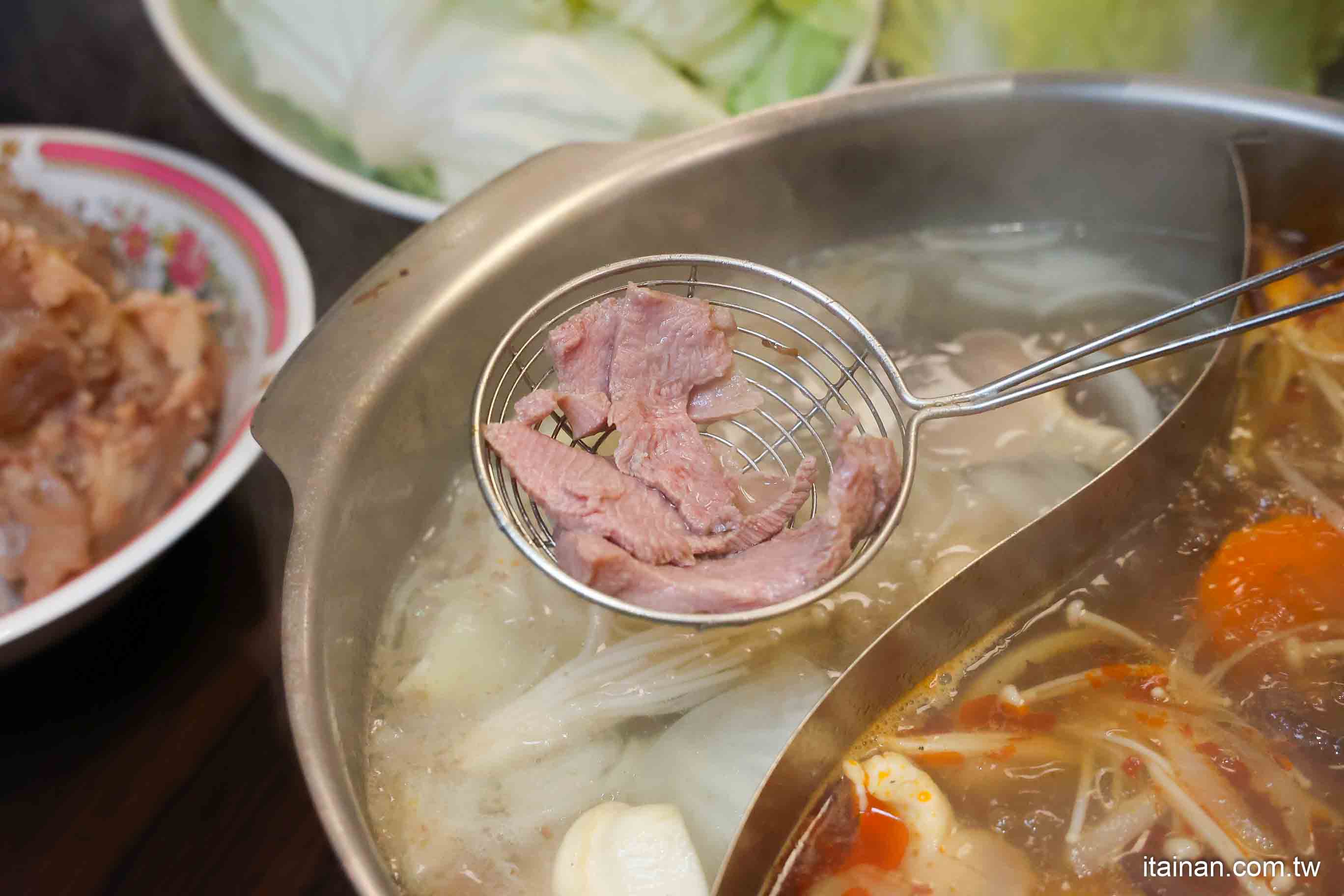 【台南牛肉爐推薦】一盤200超便宜~在地人都愛吃!還能吃到麻辣鴛鴦牛肉爐和免費牛大骨,有夠狂!台南南區「阿家牛肉湯&火鍋」 【台南牛肉爐推薦】一盤200超便宜~在地人都愛吃!還能吃到麻辣鴛鴦牛肉爐和免費牛大骨,有夠狂!台南南區「阿家牛肉湯&火鍋」