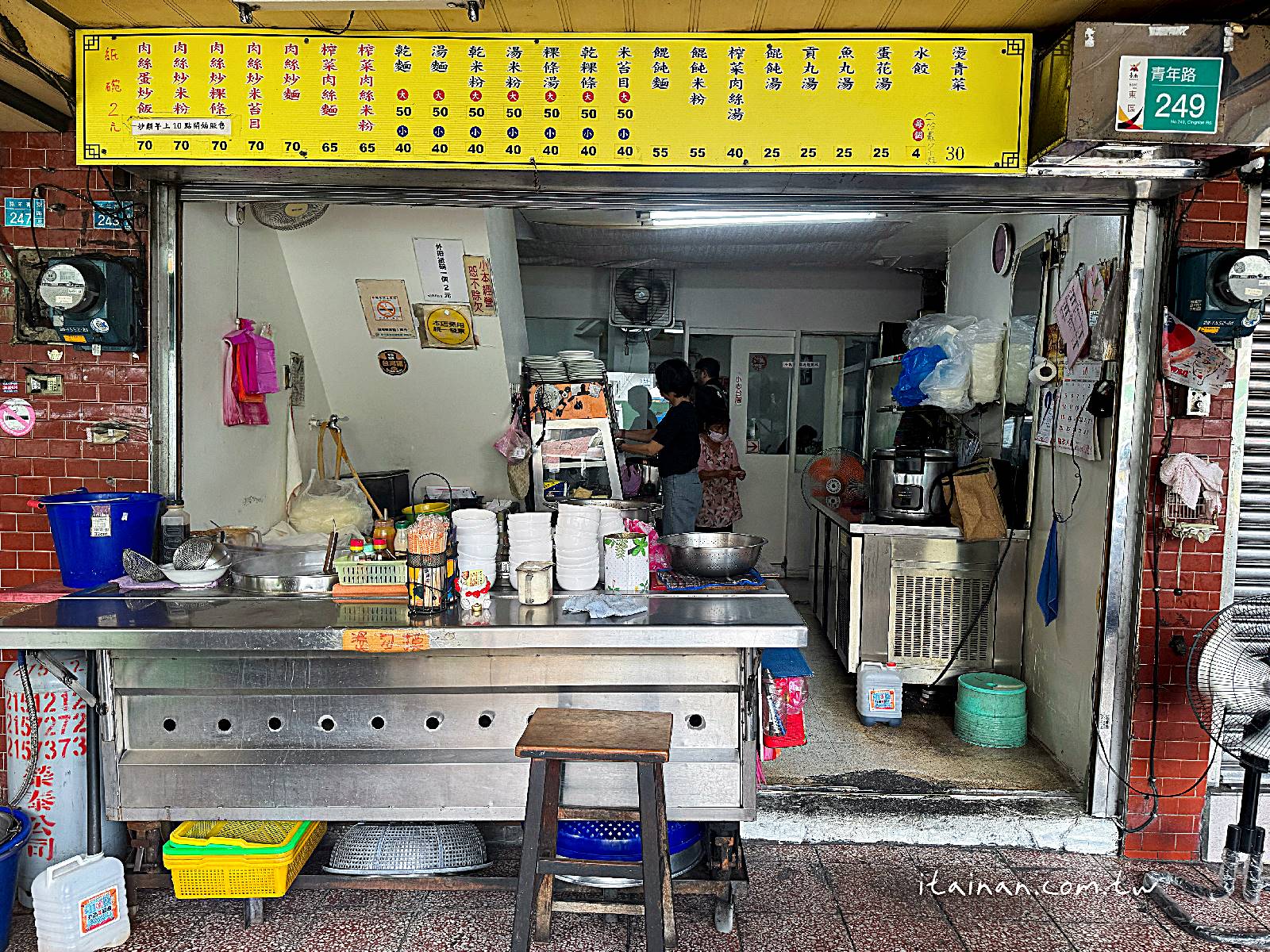 騎樓大鍋炒香氣四溢!手工陽春麵條炒出古早味,份量多到怕你吃不飽「劉哥麵店」 騎樓大鍋炒香氣四溢!手工陽春麵條炒出古早味,份量多到怕你吃不飽「劉哥麵店」