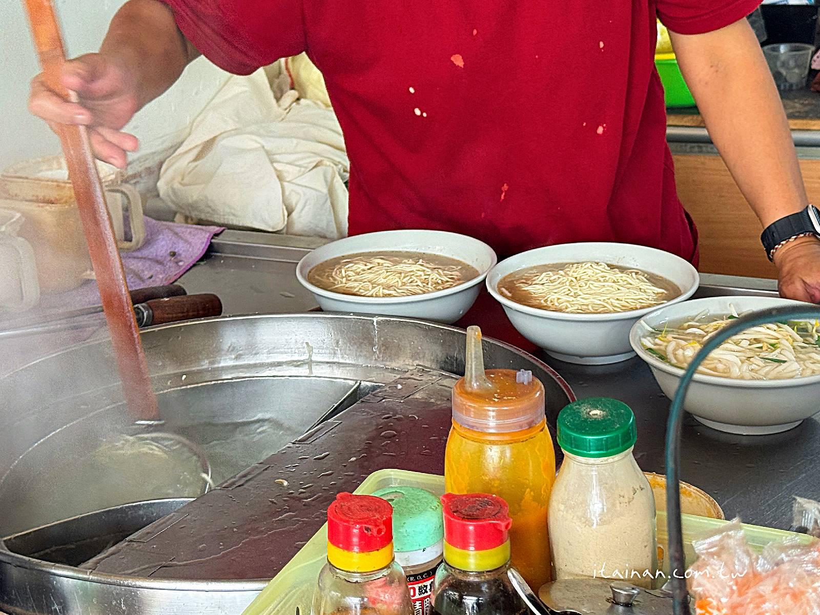 騎樓大鍋炒香氣四溢!手工陽春麵條炒出古早味,份量多到怕你吃不飽「劉哥麵店」 騎樓大鍋炒香氣四溢!手工陽春麵條炒出古早味,份量多到怕你吃不飽「劉哥麵店」
