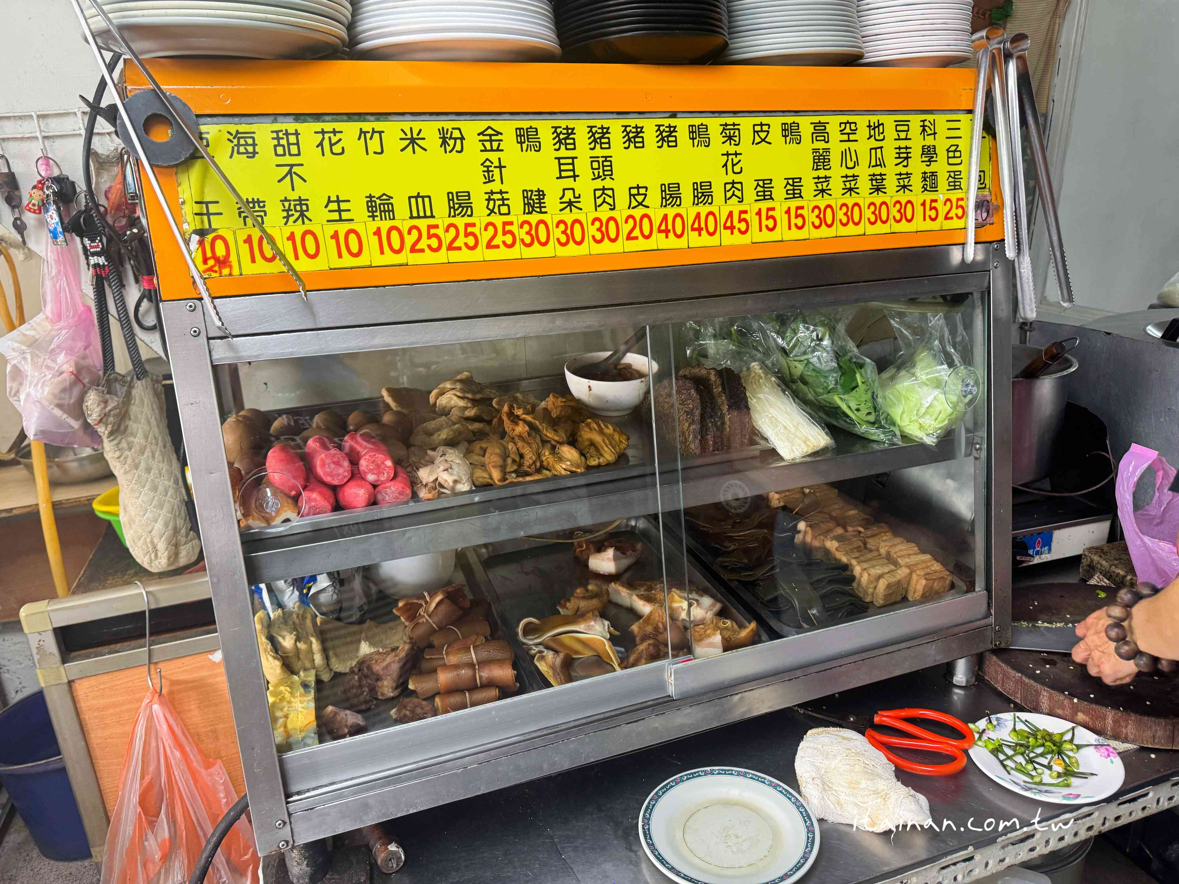 騎樓大鍋炒香氣四溢!手工陽春麵條炒出古早味,份量多到怕你吃不飽「劉哥麵店」 騎樓大鍋炒香氣四溢!手工陽春麵條炒出古早味,份量多到怕你吃不飽「劉哥麵店」