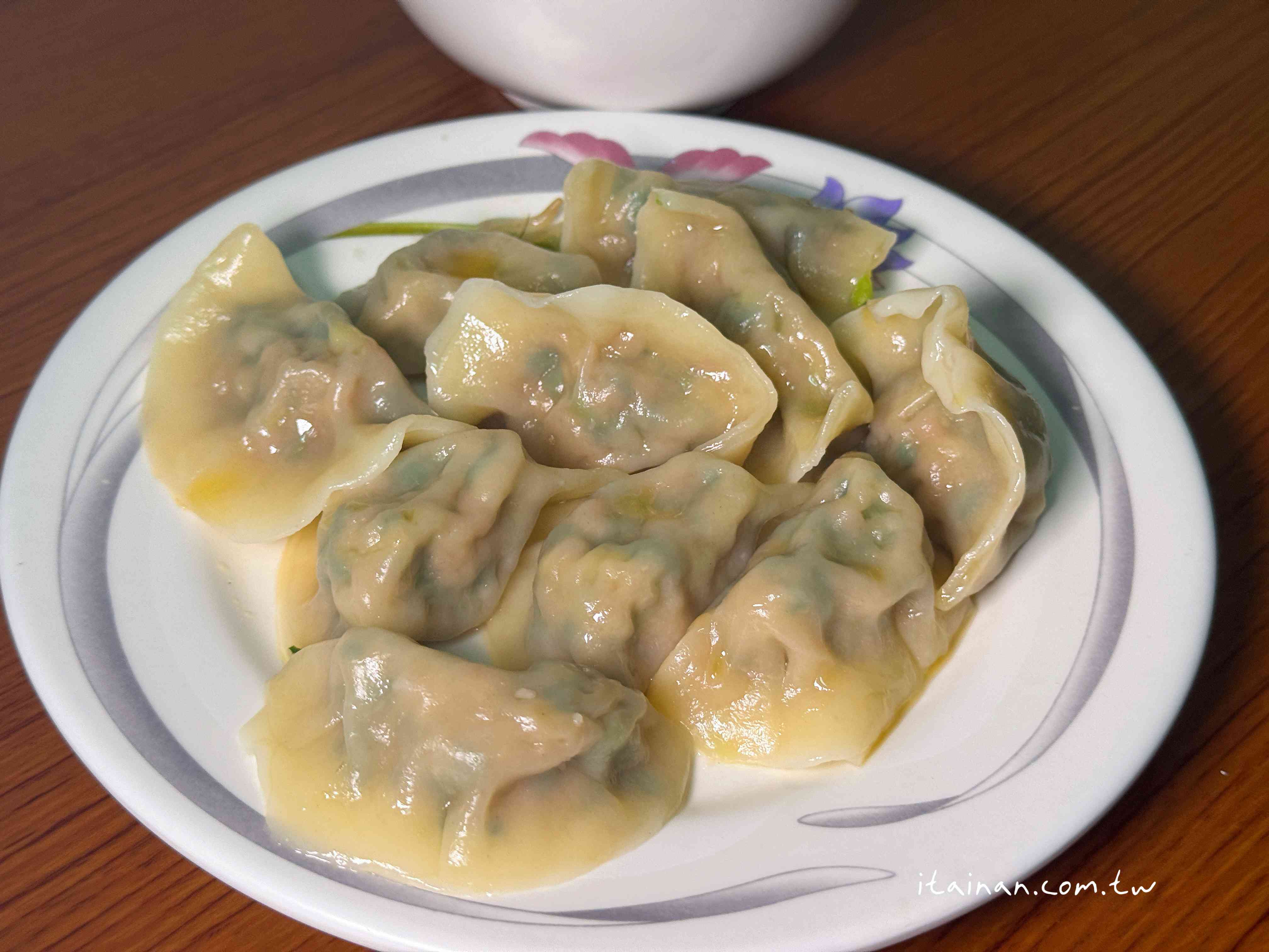 騎樓大鍋炒香氣四溢!手工陽春麵條炒出古早味,份量多到怕你吃不飽「劉哥麵店」 騎樓大鍋炒香氣四溢!手工陽春麵條炒出古早味,份量多到怕你吃不飽「劉哥麵店」