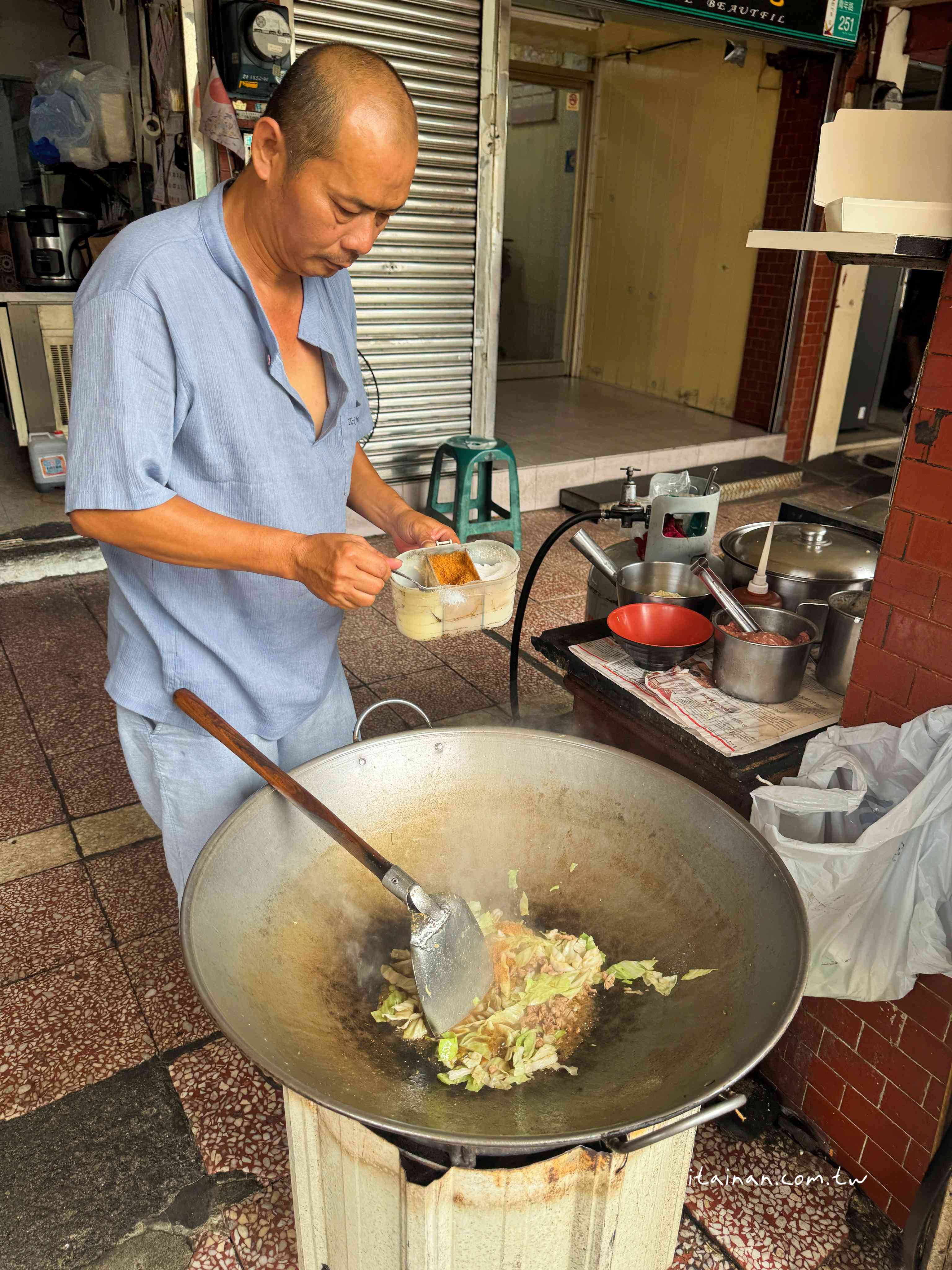 騎樓大鍋炒香氣四溢！手工陽春麵條炒出古早味，份量多到怕你吃不飽「劉哥麵店」