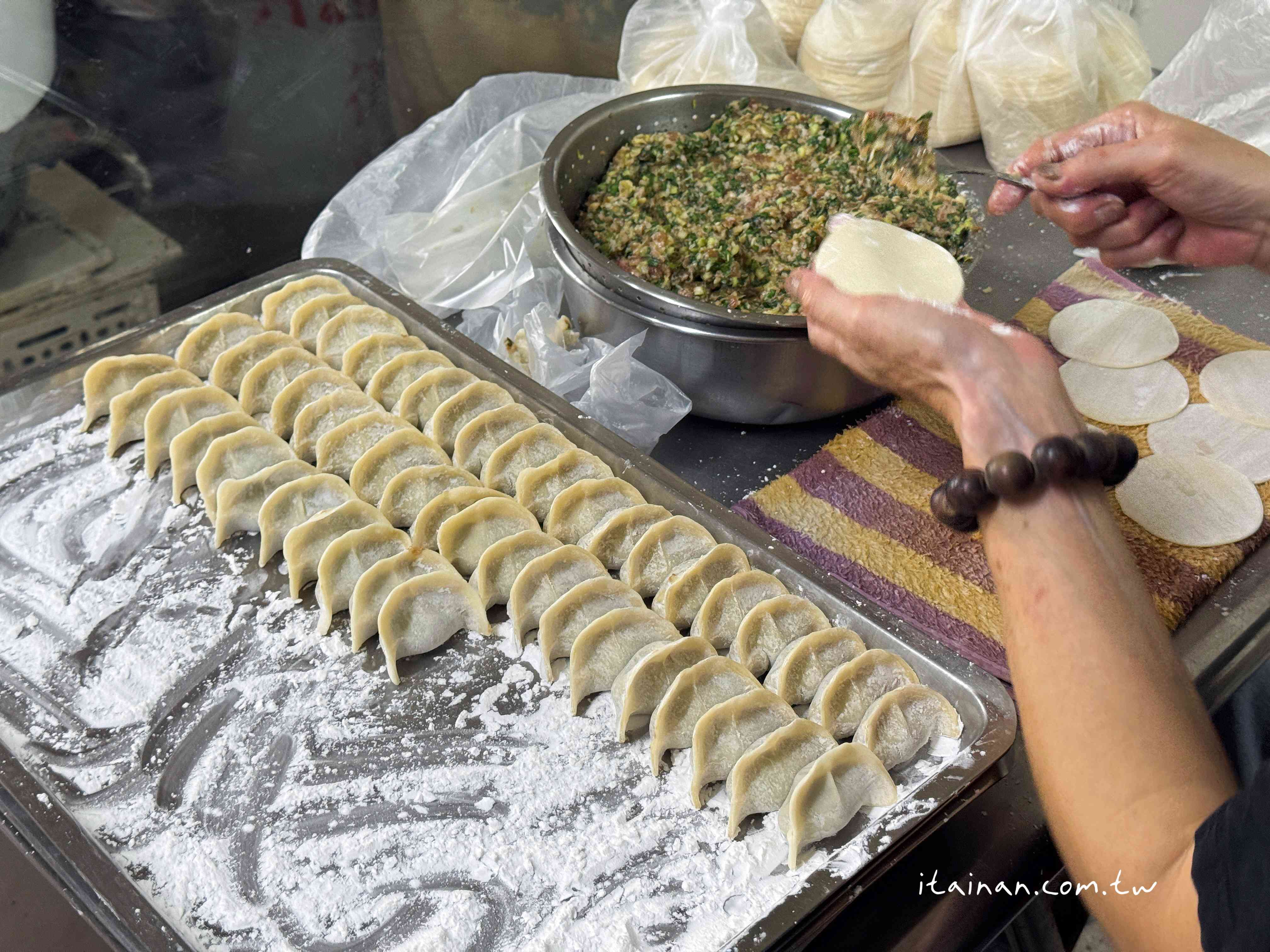 騎樓大鍋炒香氣四溢!手工陽春麵條炒出古早味,份量多到怕你吃不飽「劉哥麵店」 騎樓大鍋炒香氣四溢!手工陽春麵條炒出古早味,份量多到怕你吃不飽「劉哥麵店」