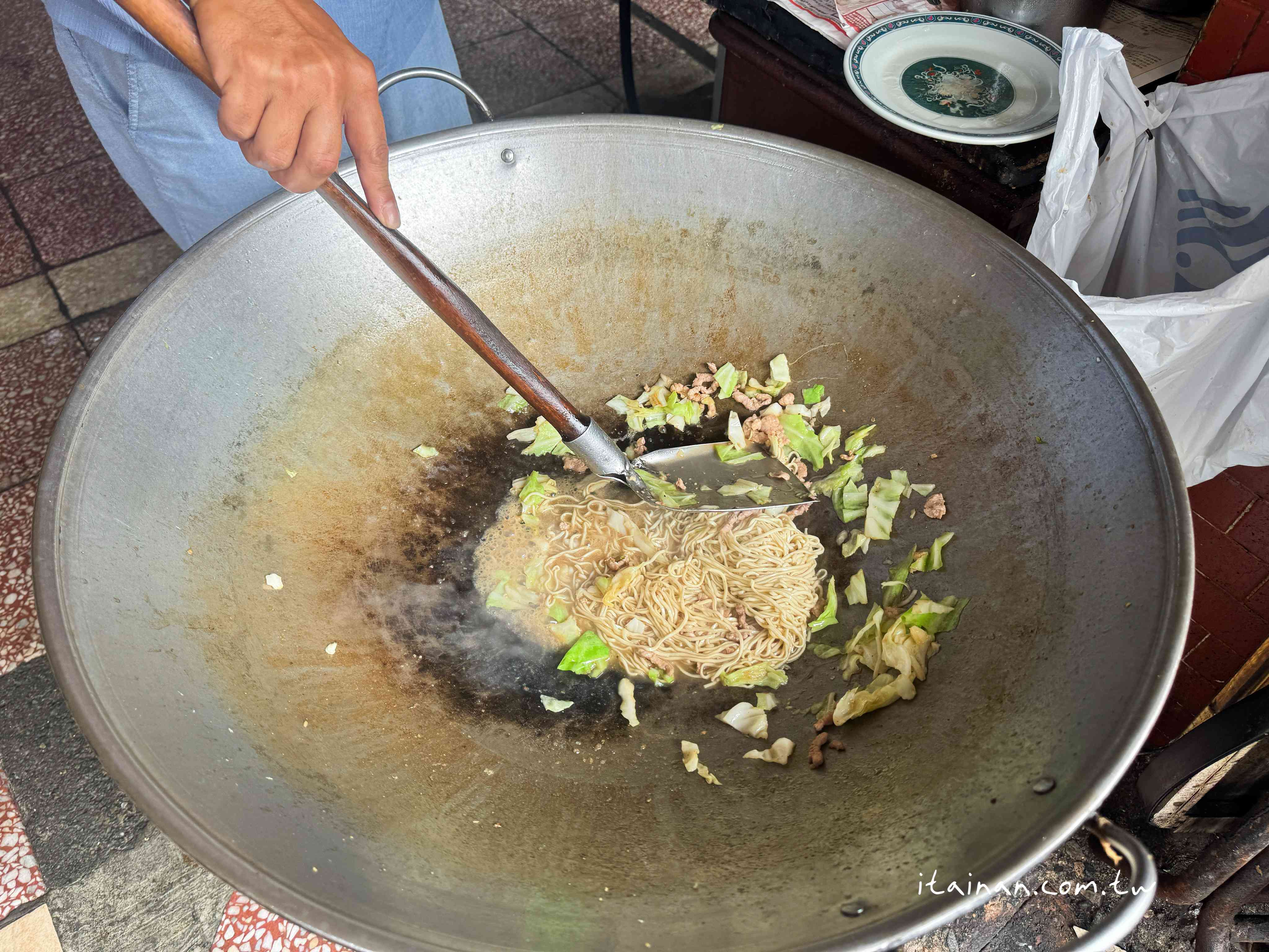 騎樓大鍋炒香氣四溢!手工陽春麵條炒出古早味,份量多到怕你吃不飽「劉哥麵店」 騎樓大鍋炒香氣四溢!手工陽春麵條炒出古早味,份量多到怕你吃不飽「劉哥麵店」