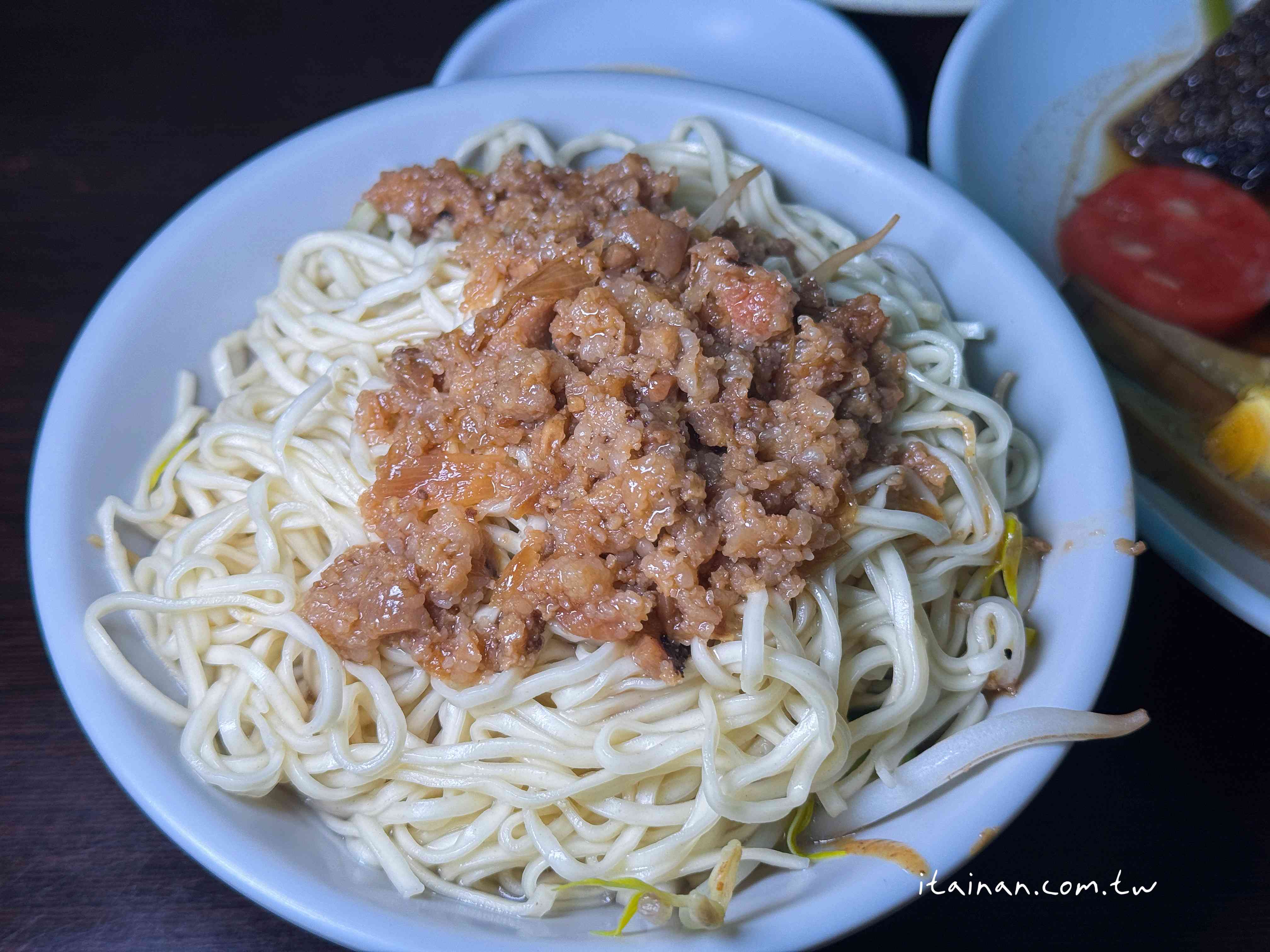 騎樓大鍋炒香氣四溢!手工陽春麵條炒出古早味,份量多到怕你吃不飽「劉哥麵店」 騎樓大鍋炒香氣四溢!手工陽春麵條炒出古早味,份量多到怕你吃不飽「劉哥麵店」