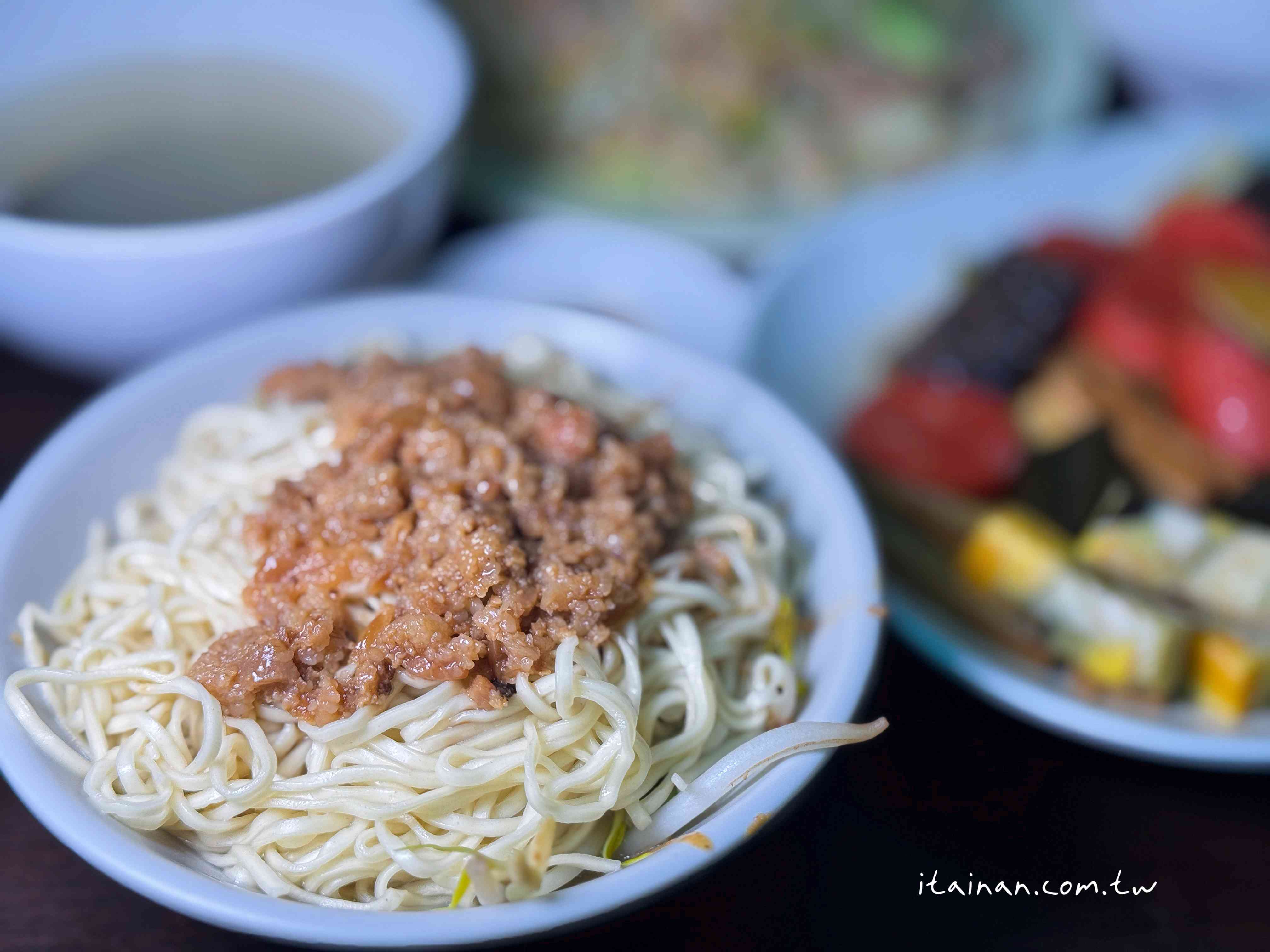 騎樓大鍋炒香氣四溢!手工陽春麵條炒出古早味,份量多到怕你吃不飽「劉哥麵店」 騎樓大鍋炒香氣四溢!手工陽春麵條炒出古早味,份量多到怕你吃不飽「劉哥麵店」