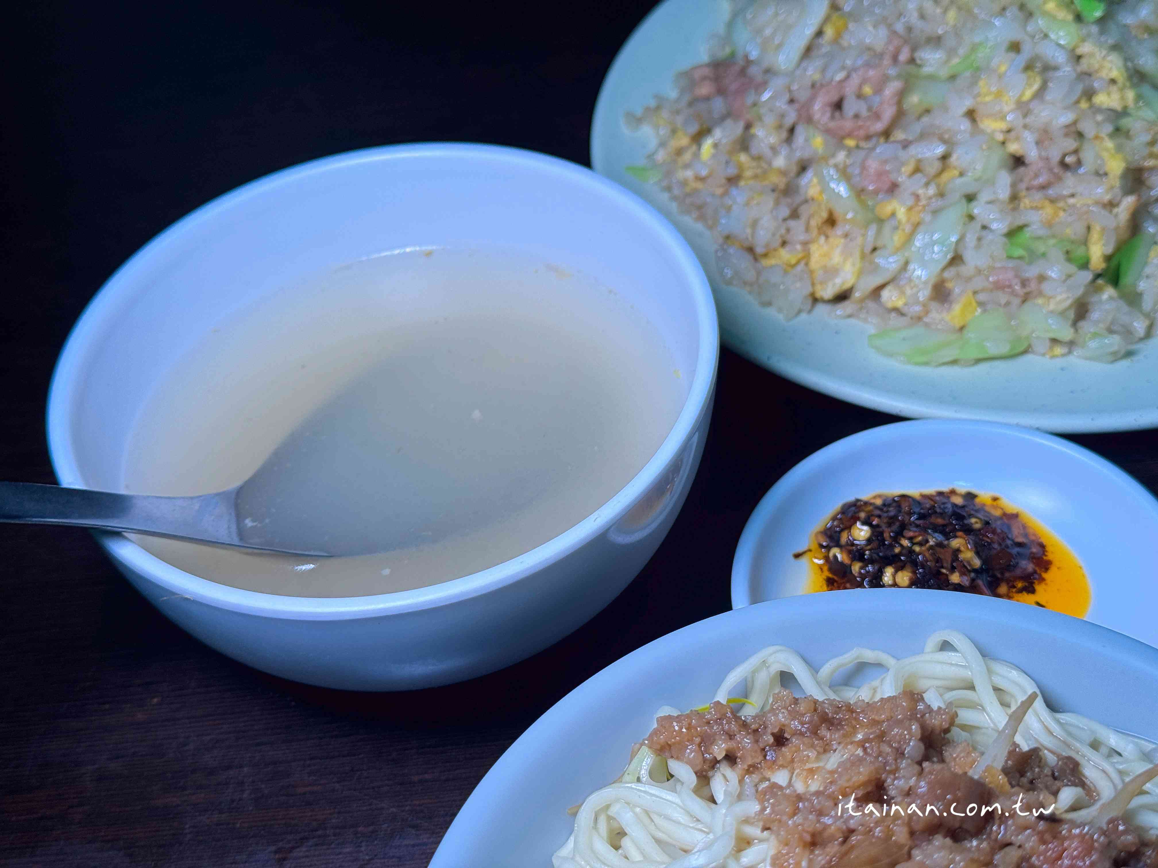 騎樓大鍋炒香氣四溢!手工陽春麵條炒出古早味,份量多到怕你吃不飽「劉哥麵店」 騎樓大鍋炒香氣四溢!手工陽春麵條炒出古早味,份量多到怕你吃不飽「劉哥麵店」