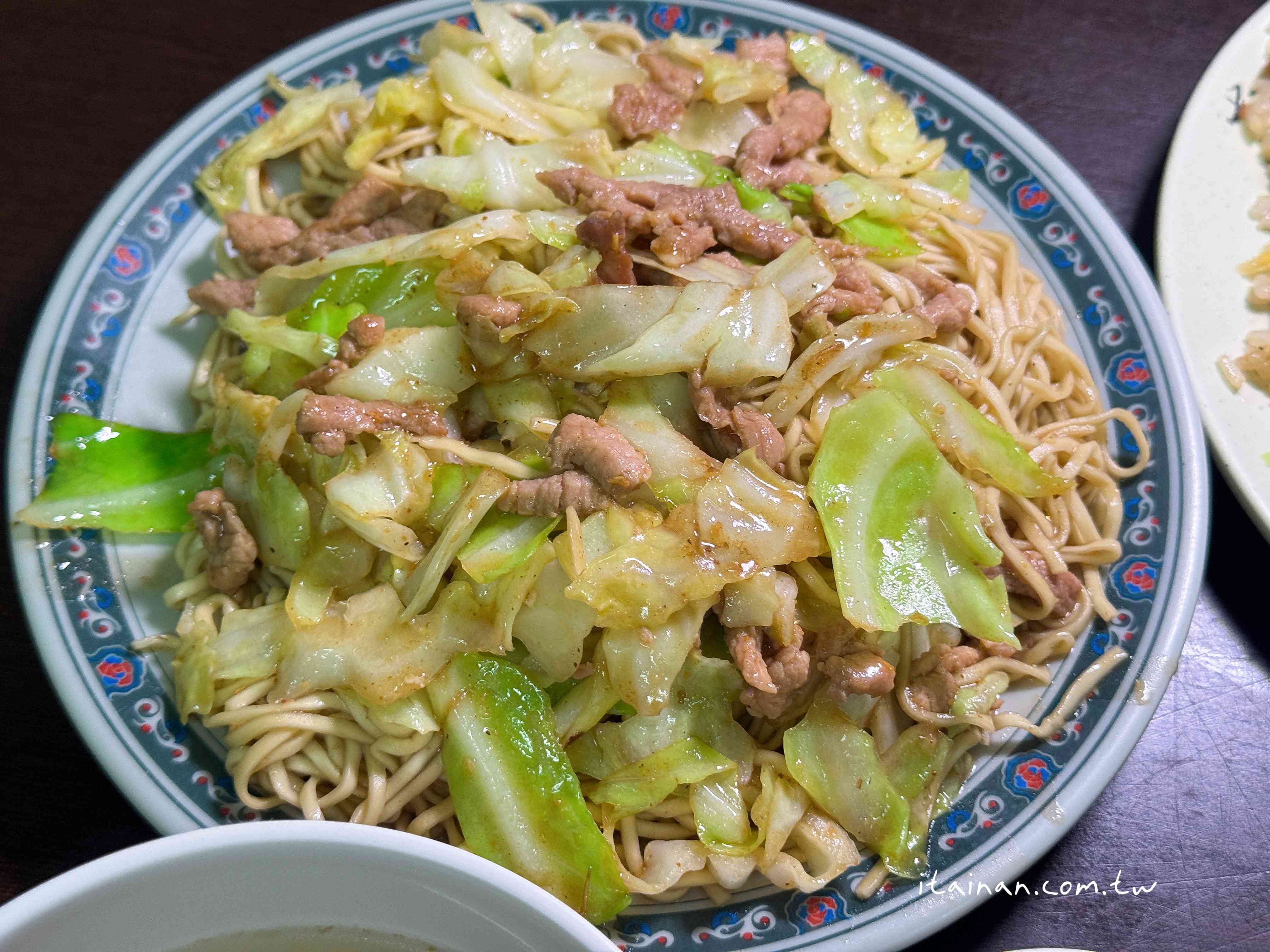 騎樓大鍋炒香氣四溢!手工陽春麵條炒出古早味,份量多到怕你吃不飽「劉哥麵店」 騎樓大鍋炒香氣四溢!手工陽春麵條炒出古早味,份量多到怕你吃不飽「劉哥麵店」