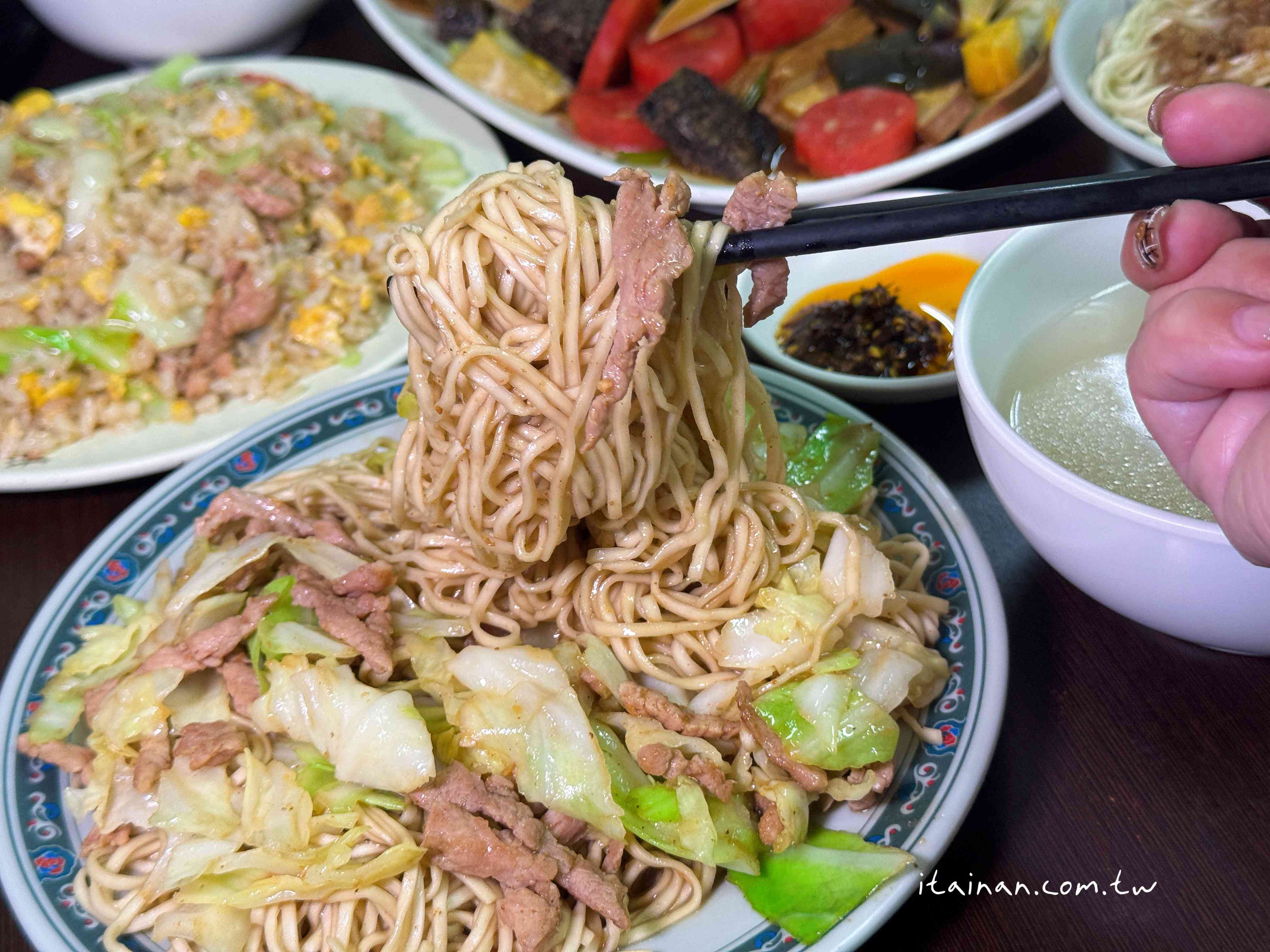 騎樓大鍋炒香氣四溢!手工陽春麵條炒出古早味,份量多到怕你吃不飽「劉哥麵店」 騎樓大鍋炒香氣四溢!手工陽春麵條炒出古早味,份量多到怕你吃不飽「劉哥麵店」