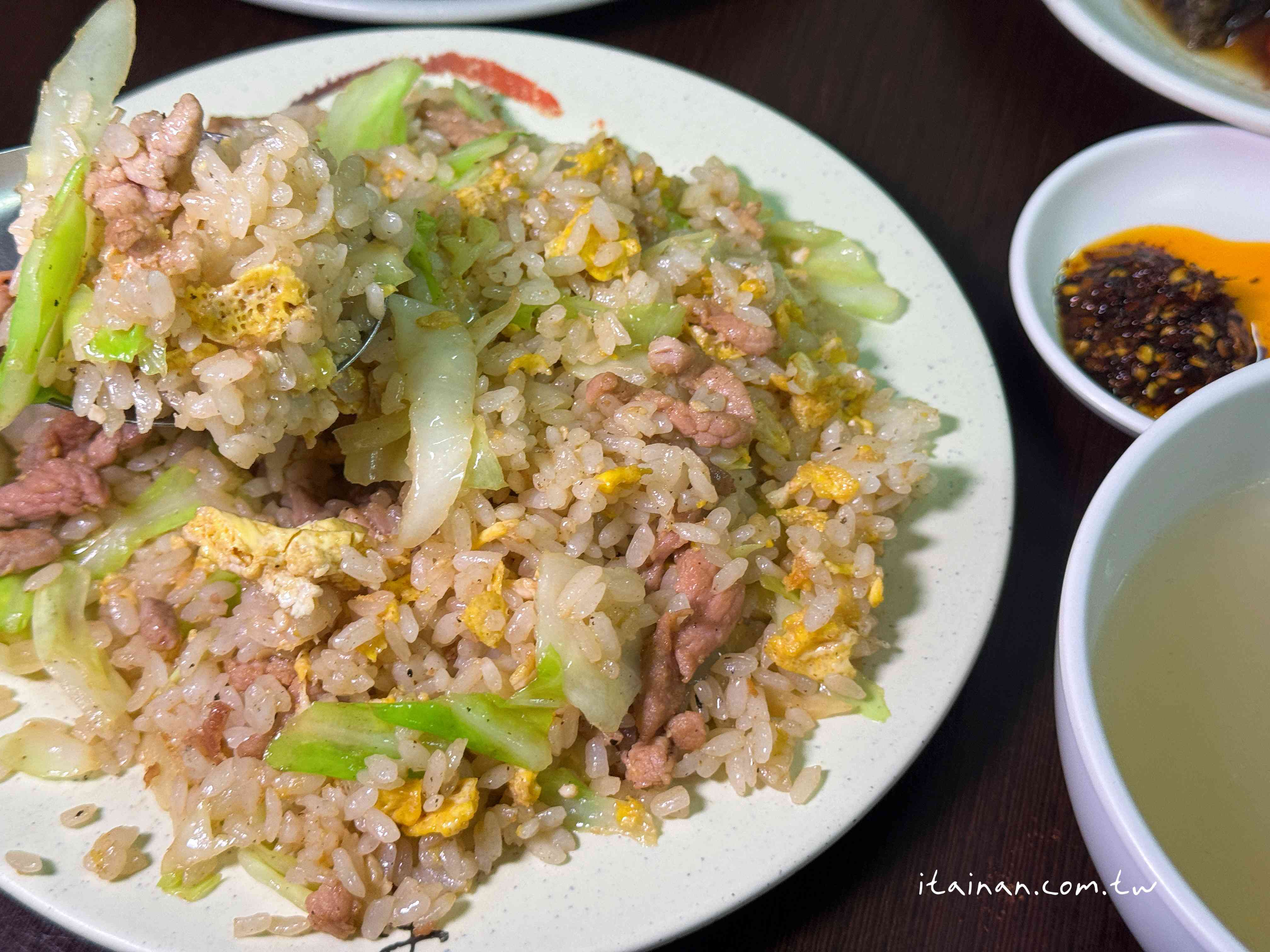 騎樓大鍋炒香氣四溢!手工陽春麵條炒出古早味,份量多到怕你吃不飽「劉哥麵店」 騎樓大鍋炒香氣四溢!手工陽春麵條炒出古早味,份量多到怕你吃不飽「劉哥麵店」