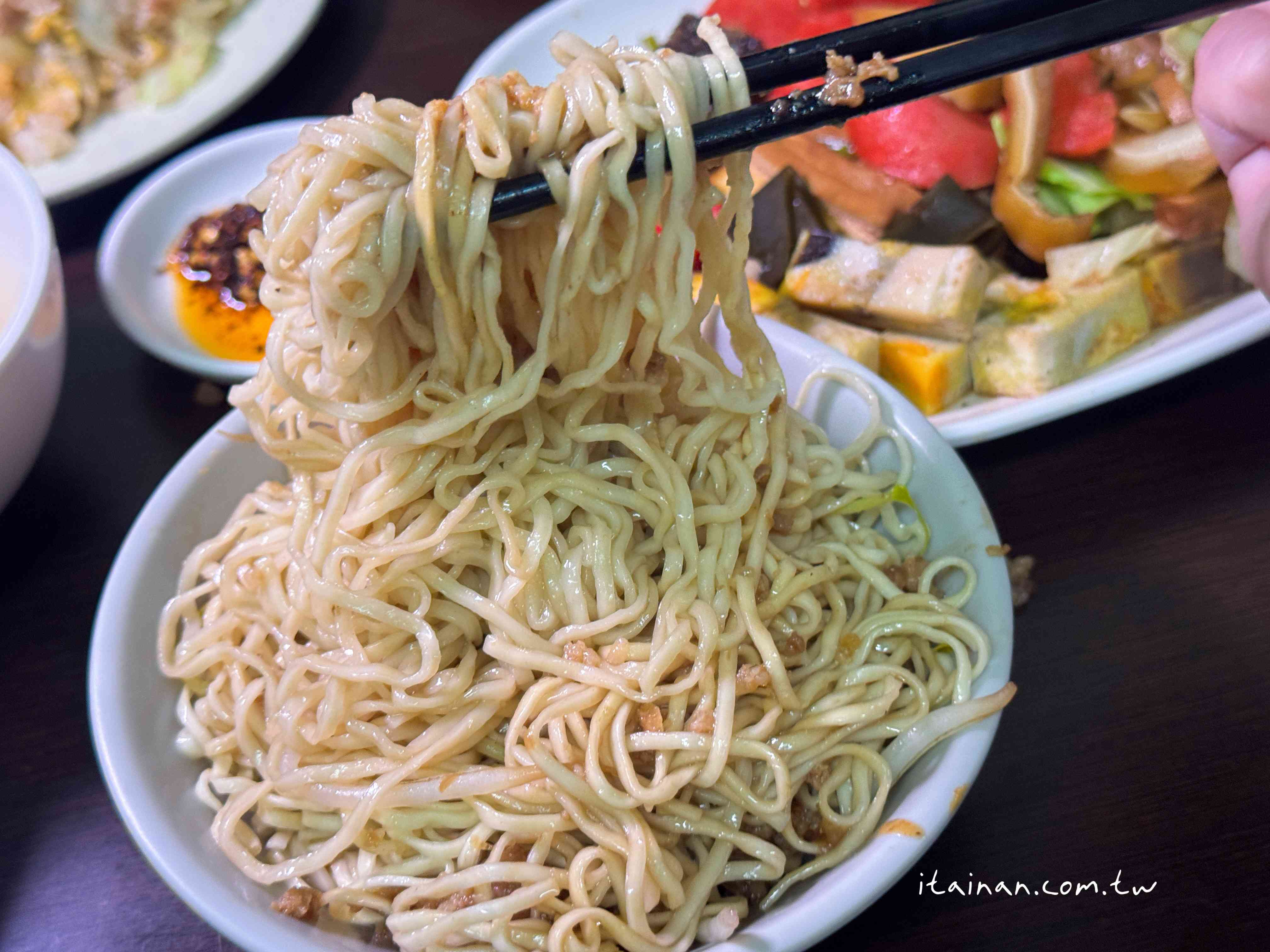 騎樓大鍋炒香氣四溢!手工陽春麵條炒出古早味,份量多到怕你吃不飽「劉哥麵店」 騎樓大鍋炒香氣四溢!手工陽春麵條炒出古早味,份量多到怕你吃不飽「劉哥麵店」