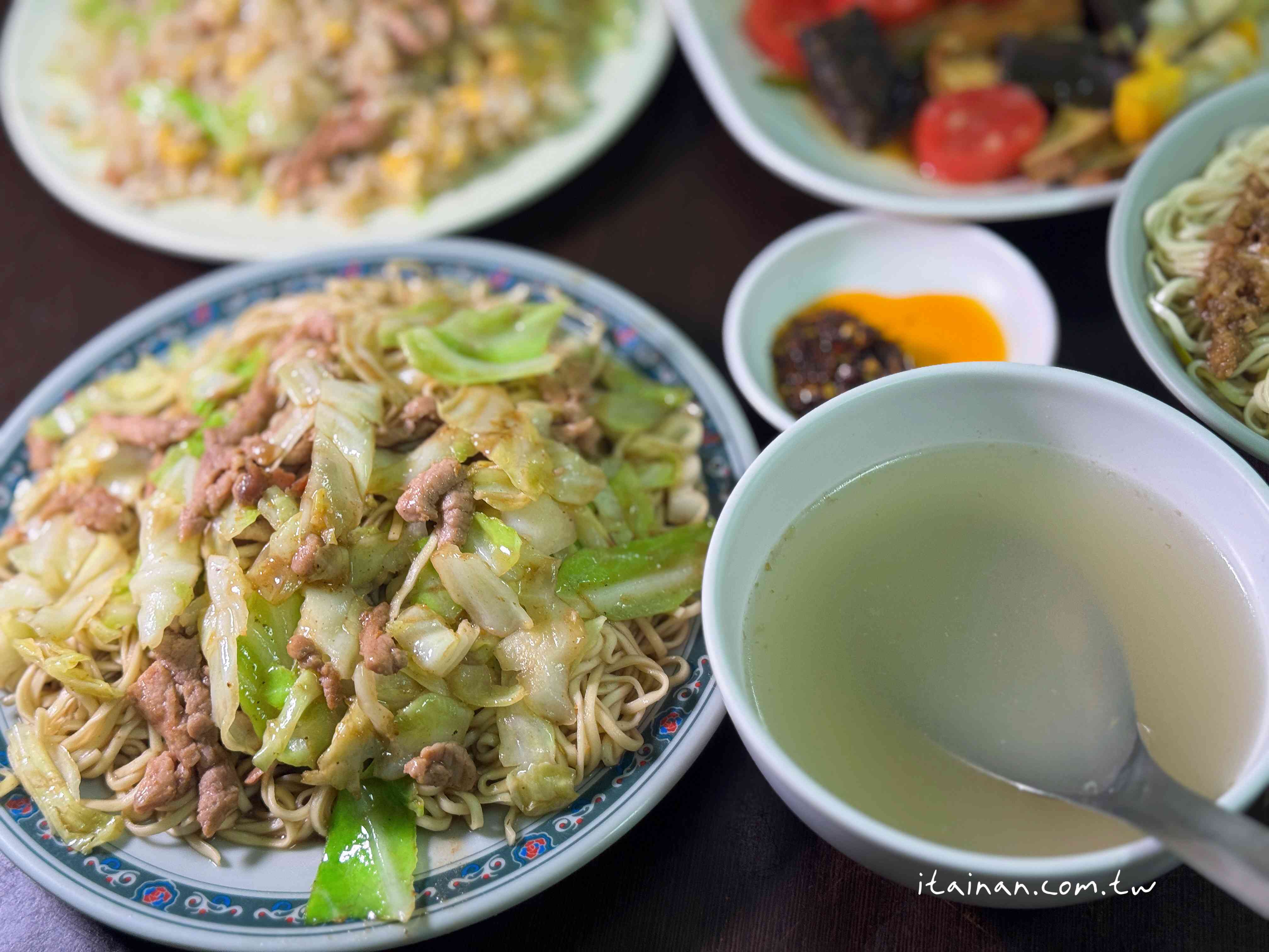 騎樓大鍋炒香氣四溢!手工陽春麵條炒出古早味,份量多到怕你吃不飽「劉哥麵店」 騎樓大鍋炒香氣四溢!手工陽春麵條炒出古早味,份量多到怕你吃不飽「劉哥麵店」