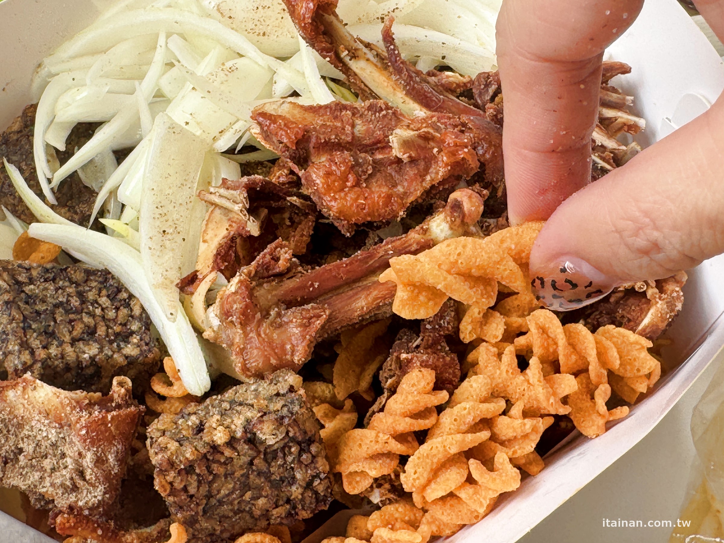 巷子內的隱藏版神奇烤鴨~一鴨三吃超滿足！還能加豆皮、米血一起炒，鹽酥鴨竟然加了可樂果！台南永康「好滋味烤鴨」