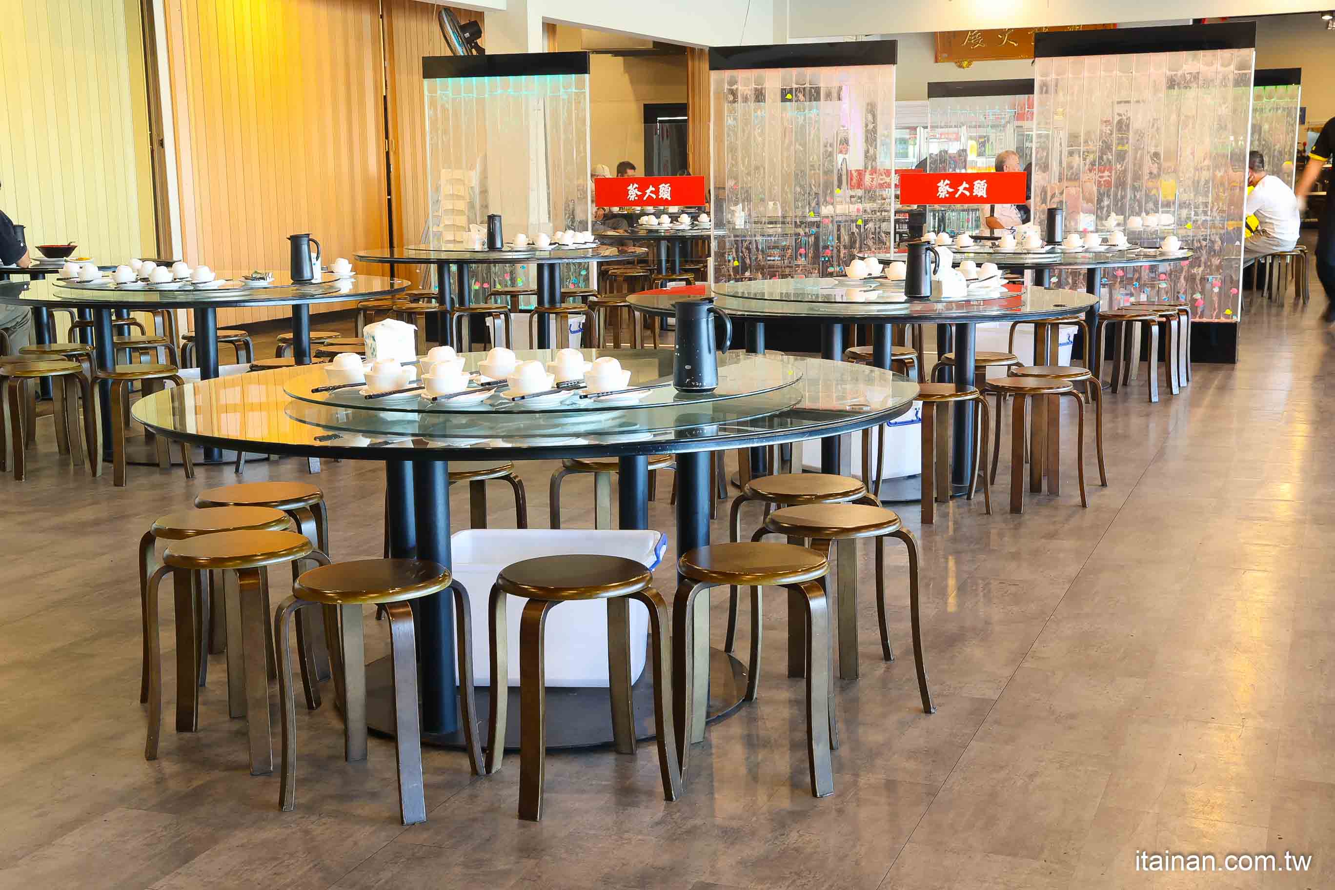 嘉義必吃人氣甕烤雞~生意好到遊覽車都包車來吃!爆汁甕烤雞、砂鍋魚頭、茶油煎雞通通不能錯過!「蔡大頭甕烤雞」嘉義美食 嘉義必吃人氣甕烤雞~生意好到遊覽車都包車來吃!爆汁甕烤雞、砂鍋魚頭、茶油煎雞通通不能錯過!「蔡大頭甕烤雞」嘉義美食