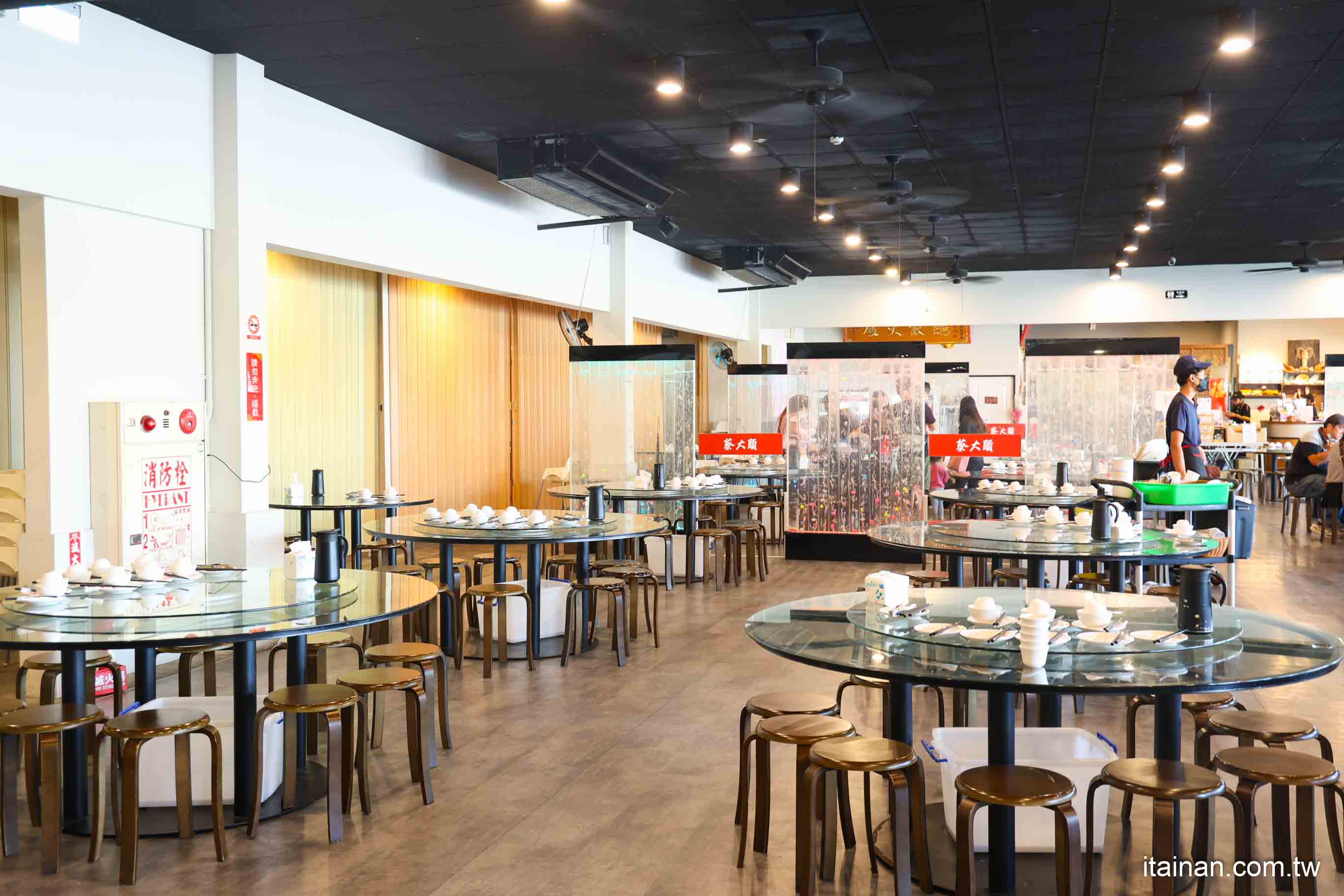 嘉義必吃人氣甕烤雞~生意好到遊覽車都包車來吃!爆汁甕烤雞、砂鍋魚頭、茶油煎雞通通不能錯過!「蔡大頭甕烤雞」嘉義美食 嘉義必吃人氣甕烤雞~生意好到遊覽車都包車來吃!爆汁甕烤雞、砂鍋魚頭、茶油煎雞通通不能錯過!「蔡大頭甕烤雞」嘉義美食