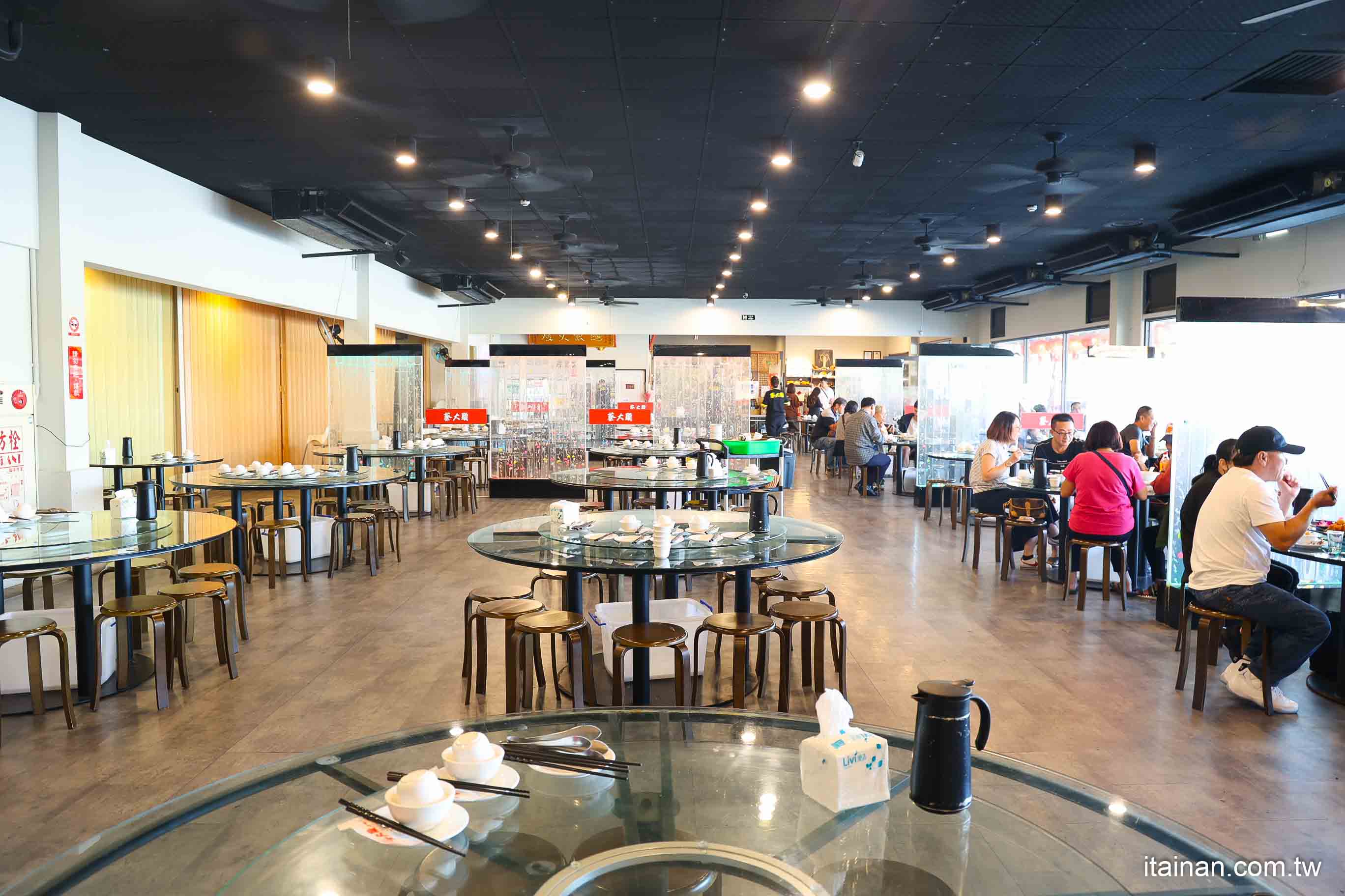 嘉義必吃人氣甕烤雞~生意好到遊覽車都包車來吃!爆汁甕烤雞、砂鍋魚頭、茶油煎雞通通不能錯過!「蔡大頭甕烤雞」嘉義美食 嘉義必吃人氣甕烤雞~生意好到遊覽車都包車來吃!爆汁甕烤雞、砂鍋魚頭、茶油煎雞通通不能錯過!「蔡大頭甕烤雞」嘉義美食