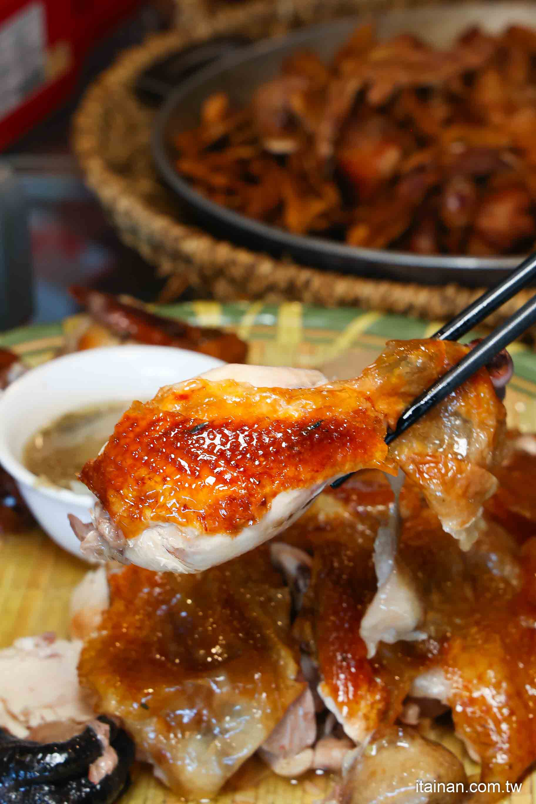 嘉義必吃人氣甕烤雞~生意好到遊覽車都包車來吃!爆汁甕烤雞、砂鍋魚頭、茶油煎雞通通不能錯過!「蔡大頭甕烤雞」嘉義美食 嘉義必吃人氣甕烤雞~生意好到遊覽車都包車來吃!爆汁甕烤雞、砂鍋魚頭、茶油煎雞通通不能錯過!「蔡大頭甕烤雞」嘉義美食