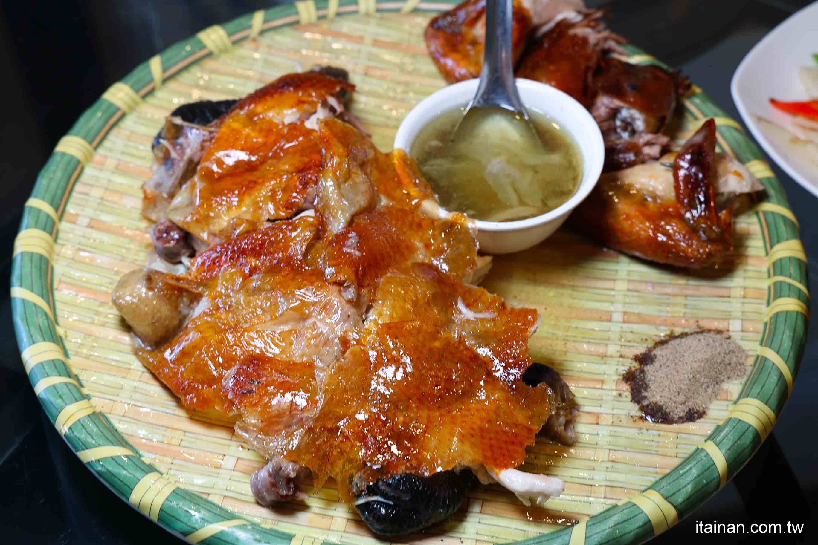 嘉義必吃人氣甕烤雞~生意好到遊覽車都包車來吃!爆汁甕烤雞、砂鍋魚頭、茶油煎雞通通不能錯過!「蔡大頭甕烤雞」嘉義美食 嘉義必吃人氣甕烤雞~生意好到遊覽車都包車來吃!爆汁甕烤雞、砂鍋魚頭、茶油煎雞通通不能錯過!「蔡大頭甕烤雞」嘉義美食