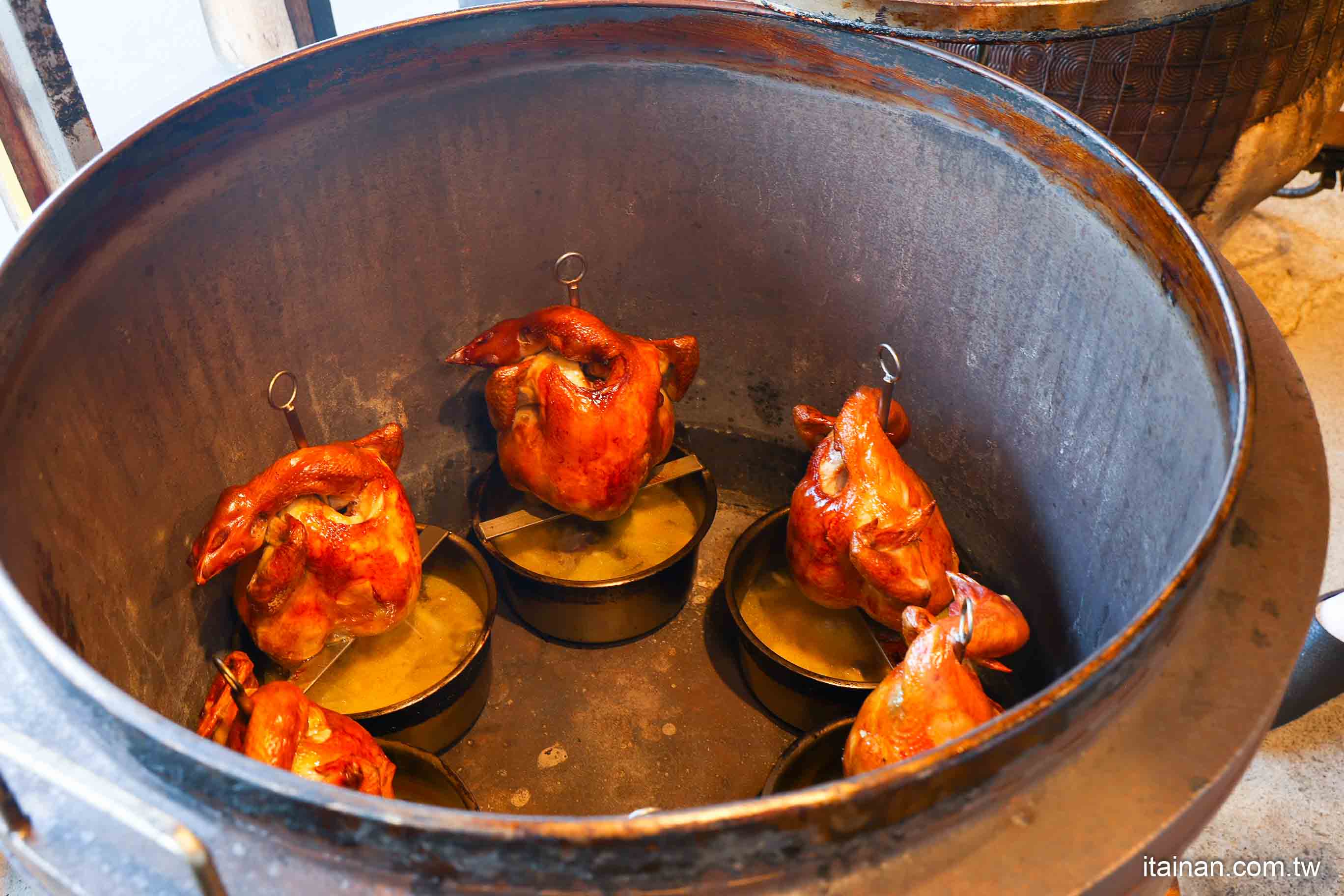 嘉義必吃人氣甕烤雞~生意好到遊覽車都包車來吃!爆汁甕烤雞、砂鍋魚頭、茶油煎雞通通不能錯過!「蔡大頭甕烤雞」嘉義美食 嘉義必吃人氣甕烤雞~生意好到遊覽車都包車來吃!爆汁甕烤雞、砂鍋魚頭、茶油煎雞通通不能錯過!「蔡大頭甕烤雞」嘉義美食