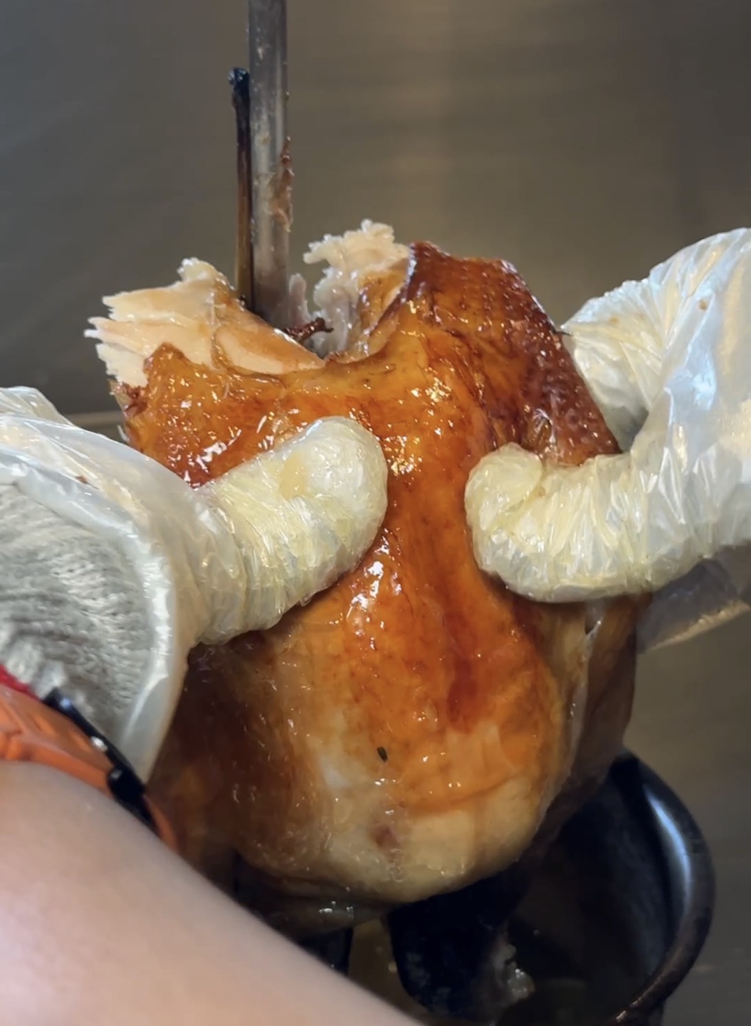 嘉義必吃人氣甕烤雞~生意好到遊覽車都包車來吃!爆汁甕烤雞、砂鍋魚頭、茶油煎雞通通不能錯過!「蔡大頭甕烤雞」嘉義美食