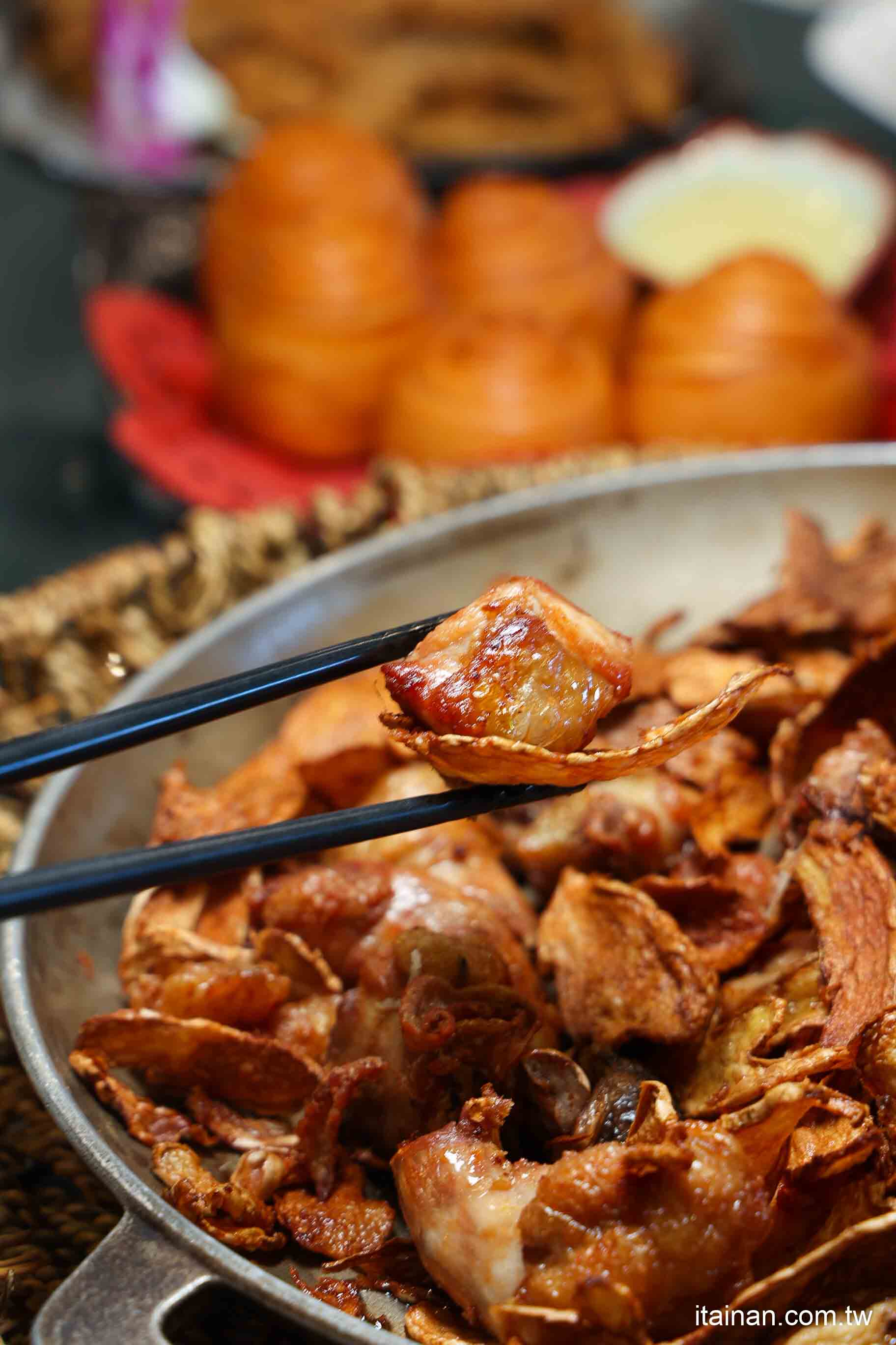 嘉義必吃人氣甕烤雞~生意好到遊覽車都包車來吃!爆汁甕烤雞、砂鍋魚頭、茶油煎雞通通不能錯過!「蔡大頭甕烤雞」嘉義美食 嘉義必吃人氣甕烤雞~生意好到遊覽車都包車來吃!爆汁甕烤雞、砂鍋魚頭、茶油煎雞通通不能錯過!「蔡大頭甕烤雞」嘉義美食