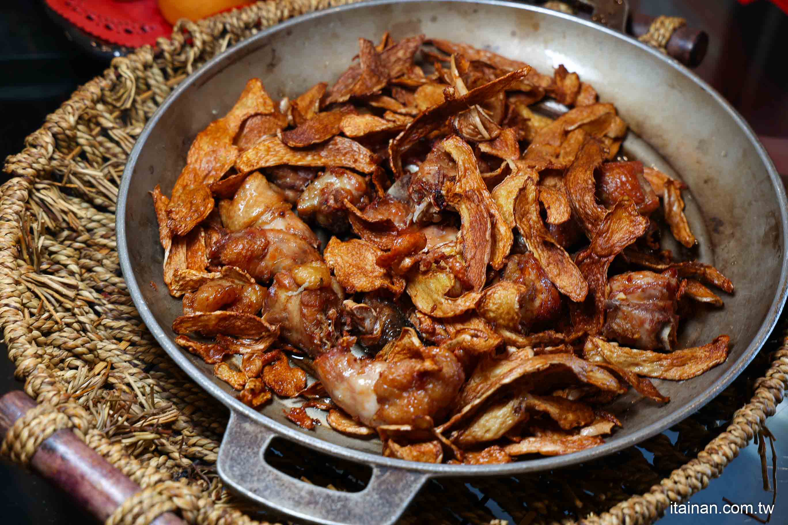 嘉義必吃人氣甕烤雞~生意好到遊覽車都包車來吃!爆汁甕烤雞、砂鍋魚頭、茶油煎雞通通不能錯過!「蔡大頭甕烤雞」嘉義美食 嘉義必吃人氣甕烤雞~生意好到遊覽車都包車來吃!爆汁甕烤雞、砂鍋魚頭、茶油煎雞通通不能錯過!「蔡大頭甕烤雞」嘉義美食